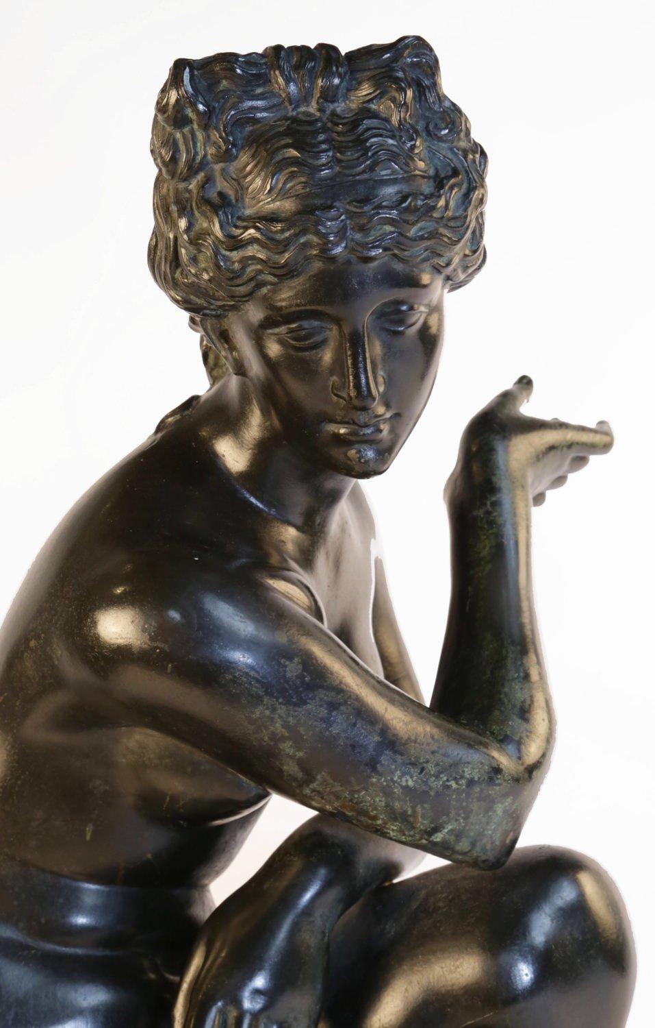 Figure en bronze du XIXe siècle représentant Vénus accroupie ou Aphrodite nue
Bronze à patine foncée
22,5 x 13 x 11 pouces

La Vénus accroupie est un modèle hellénistique de Vénus surprise à son bain. Vénus s'accroupit, le genou droit près du sol,