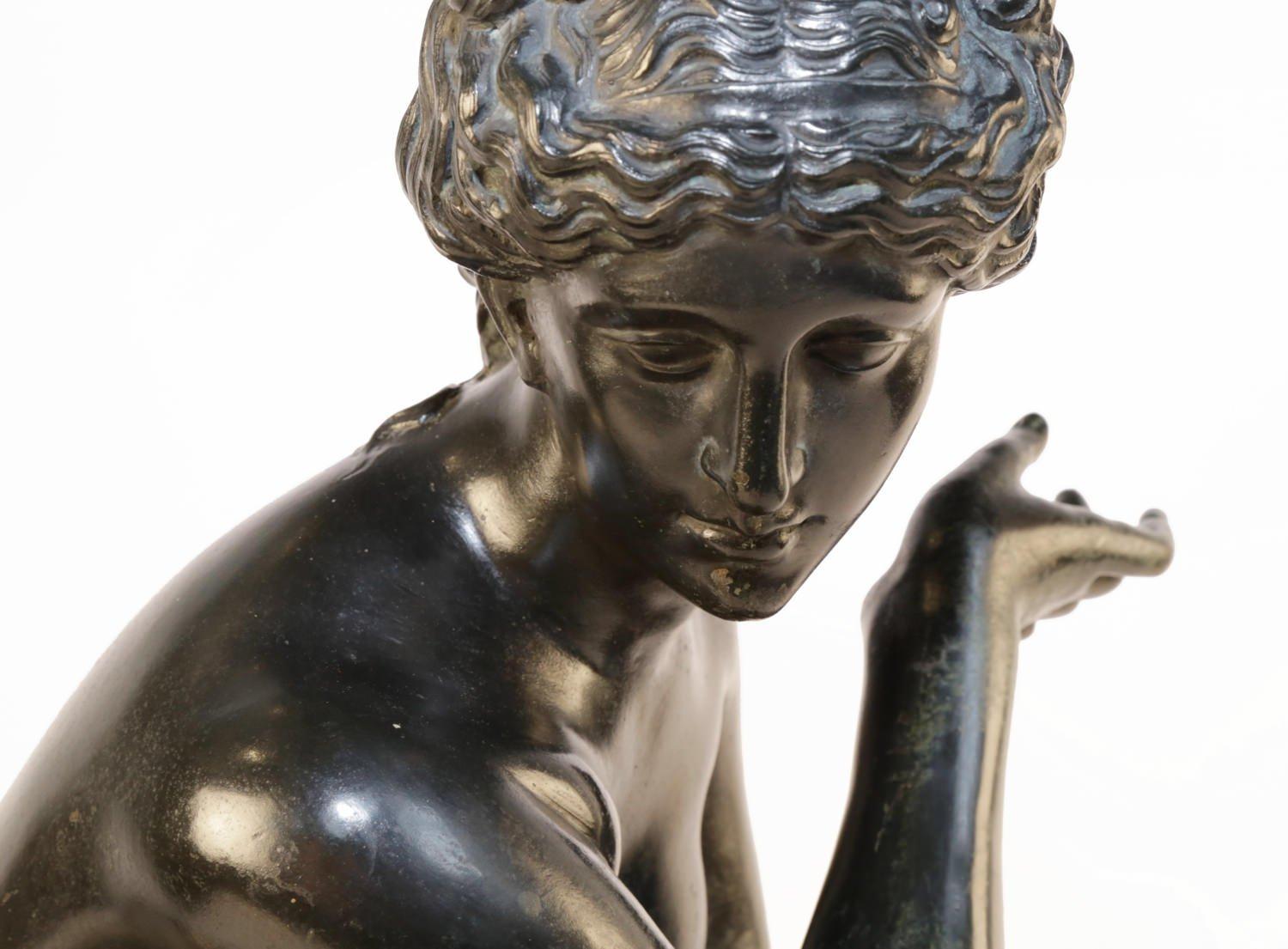Figure en bronze du XIXe siècle représentant Vénus accroupie ou Aphrodite nue en vente 1