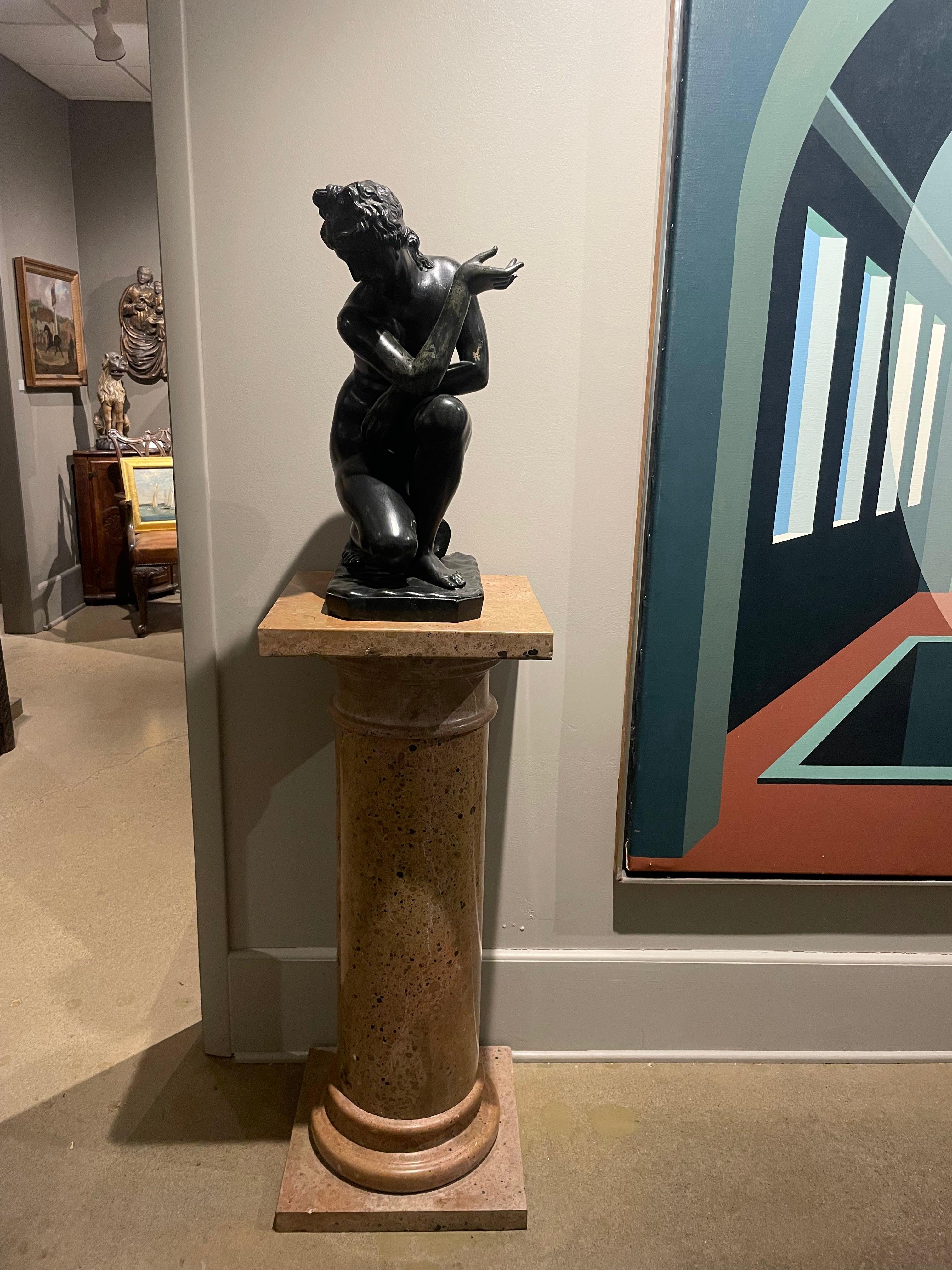 Figura in bronzo del XIX secolo di Venere accovacciata o Afrodite nuda in vendita 1