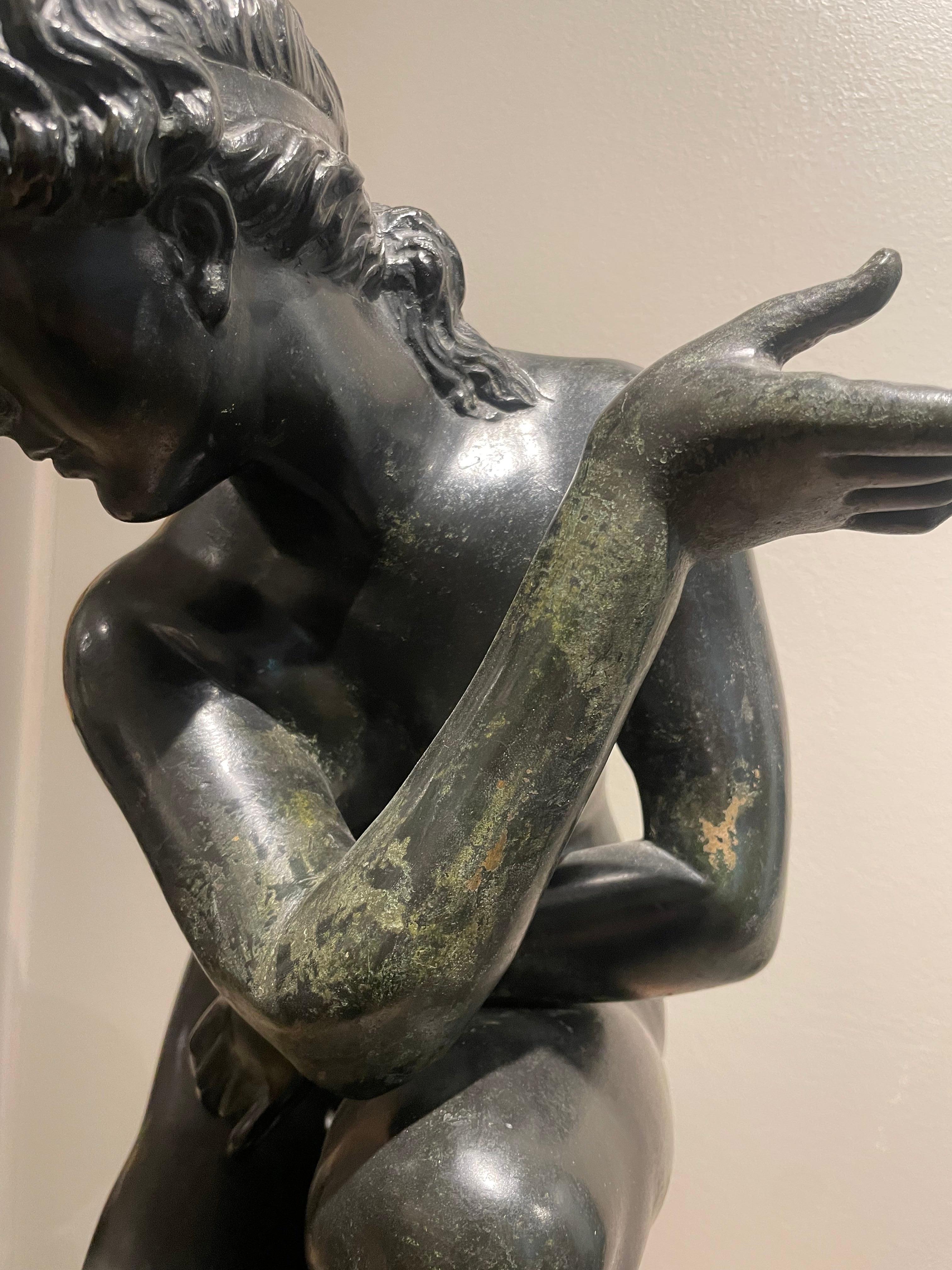 Figura in bronzo del XIX secolo di Venere accovacciata o Afrodite nuda in vendita 2