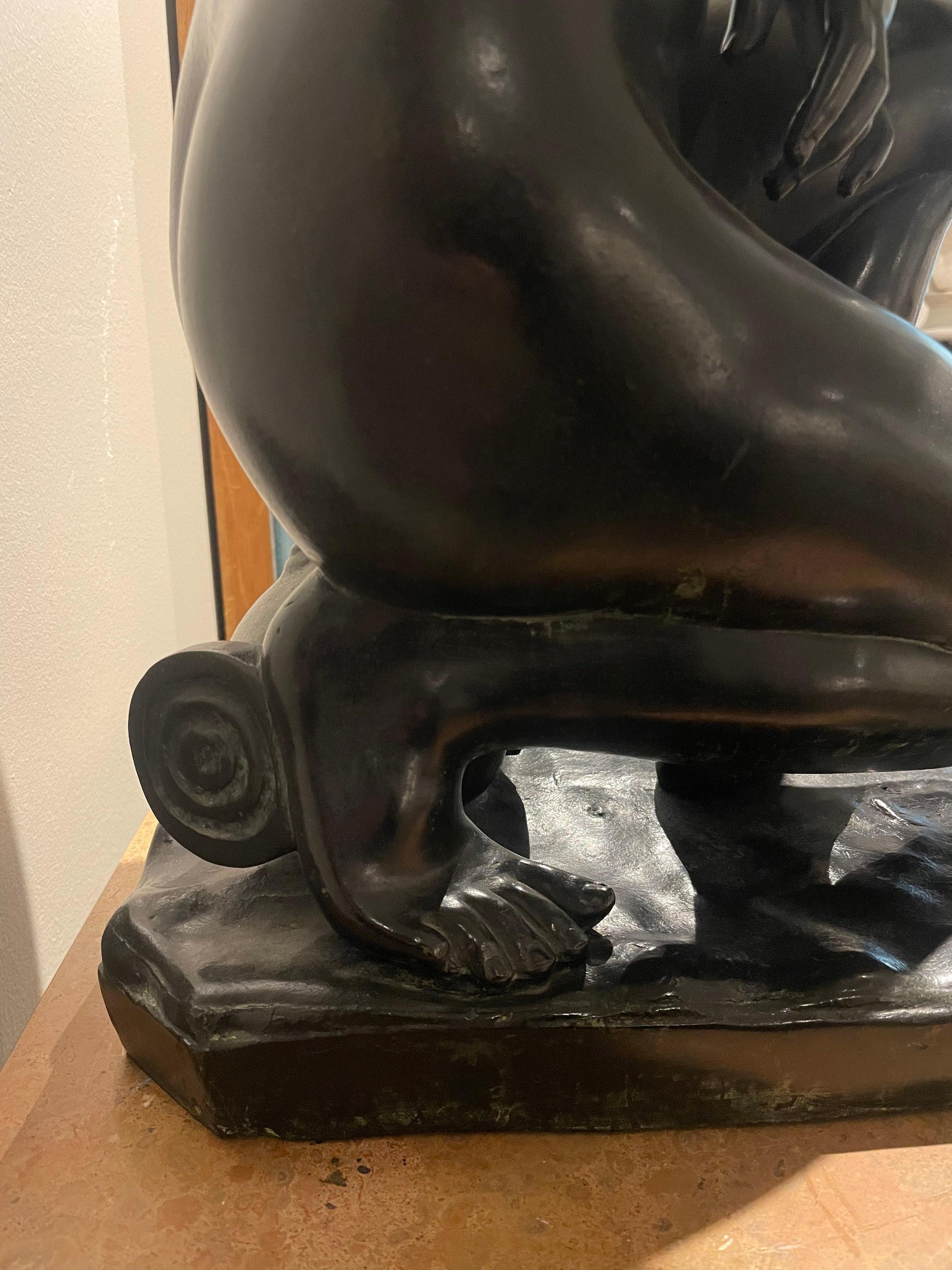 Figura in bronzo del XIX secolo di Venere accovacciata o Afrodite nuda in vendita 3