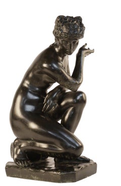 Figura de bronce del siglo XIX de Venus agazapada o Afrodita desnuda