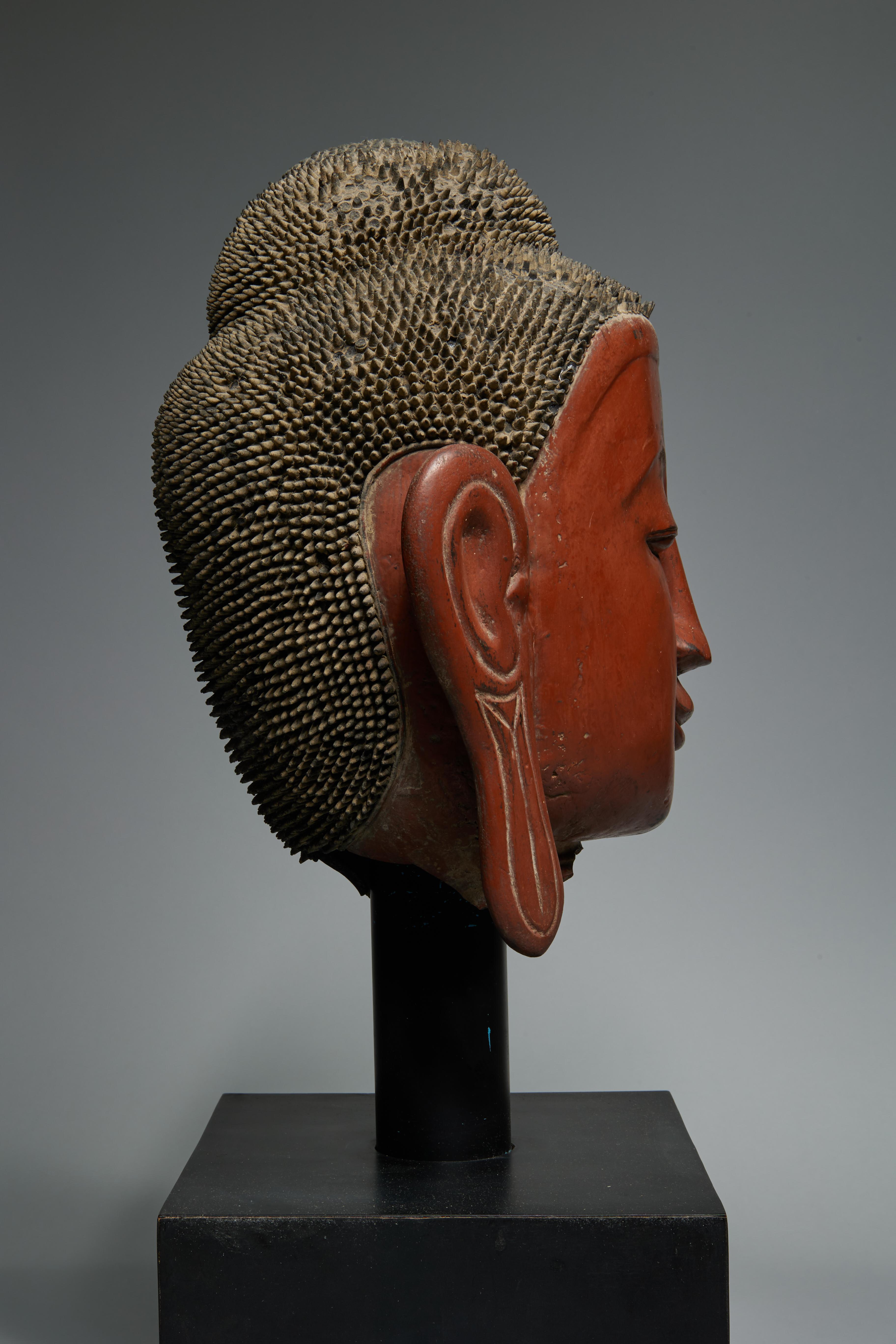 19th Century Burmese School Buddha Head of the Shan (Tai Yai) Style - Sculpture de Unknown