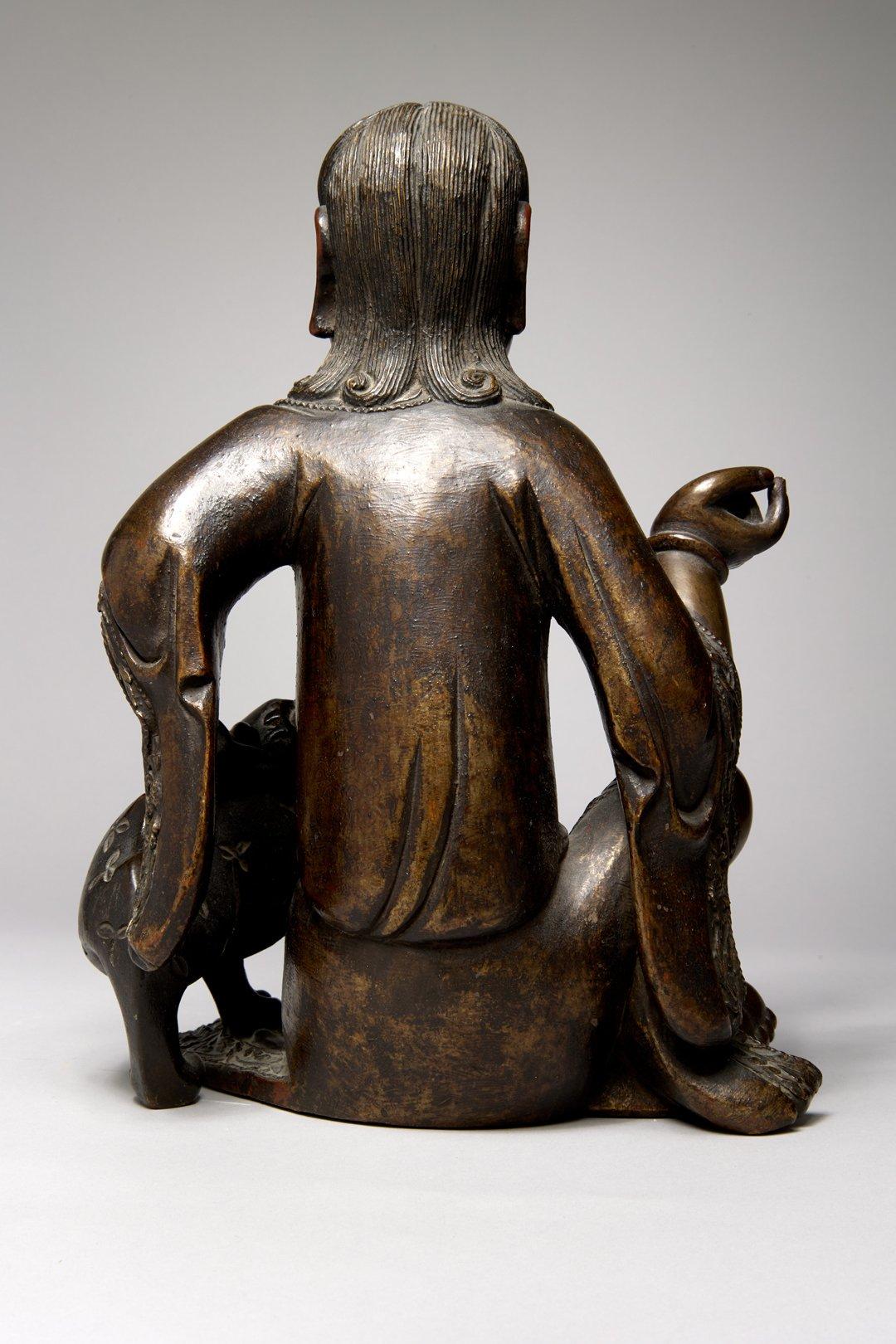 Bouddha assis chinois du 19ème siècle avec chien Foo de style Ming - Sculpture de Unknown