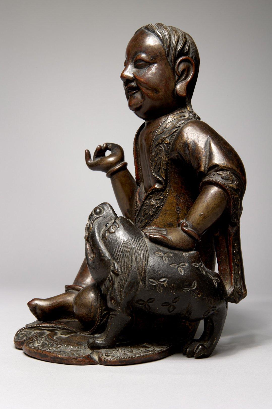 Bouddha assis chinois du 19ème siècle avec chien Foo de style Ming - Marron Figurative Sculpture par Unknown