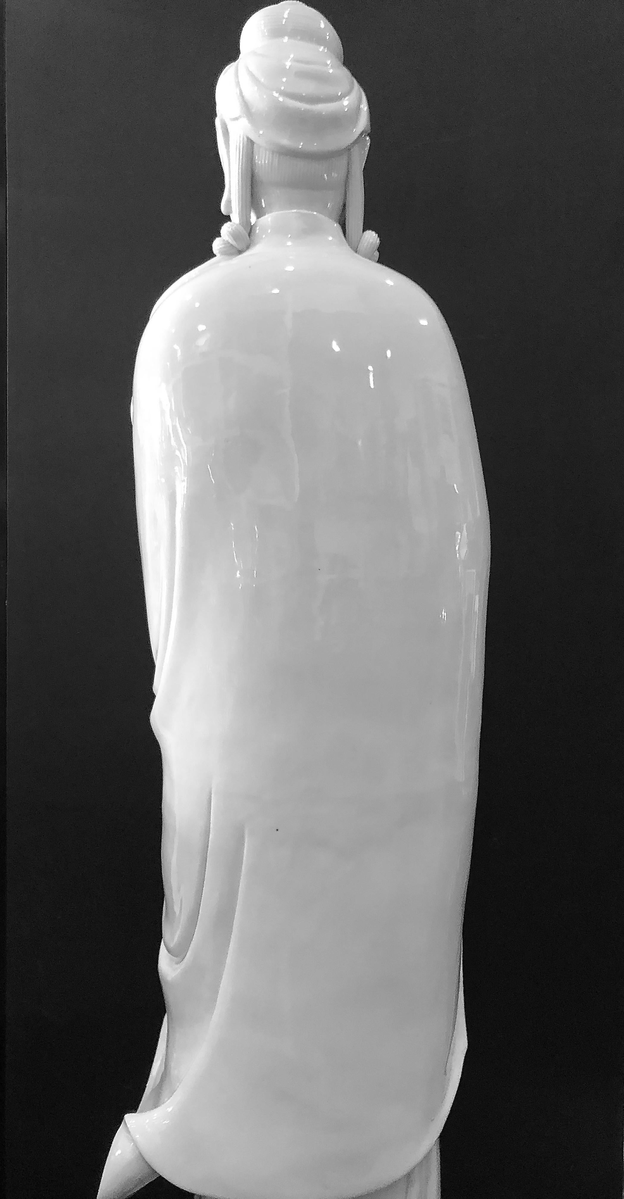 Grande figure de Guanyin en blanc de Chine - Qing Sculpture par Unknown
