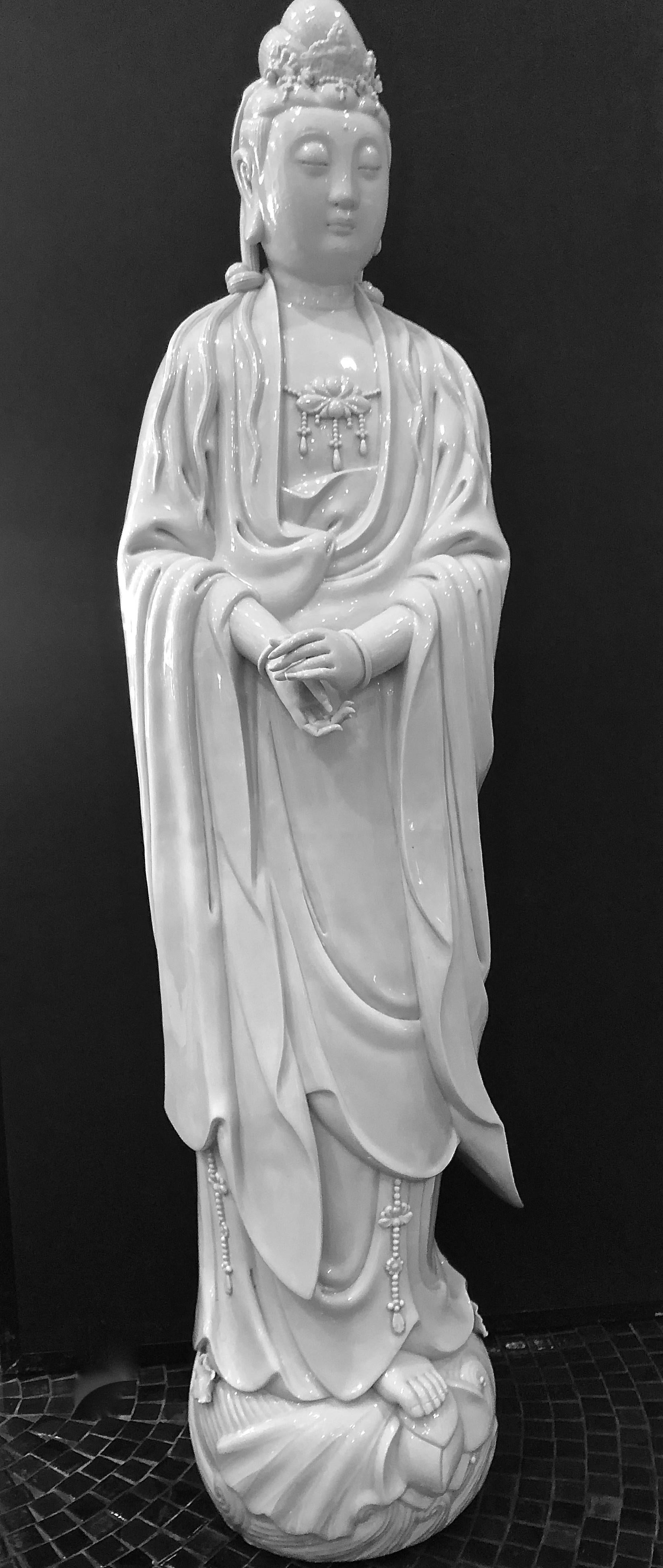 Figurative Sculpture Unknown - Grande figure de Guanyin en blanc de Chine