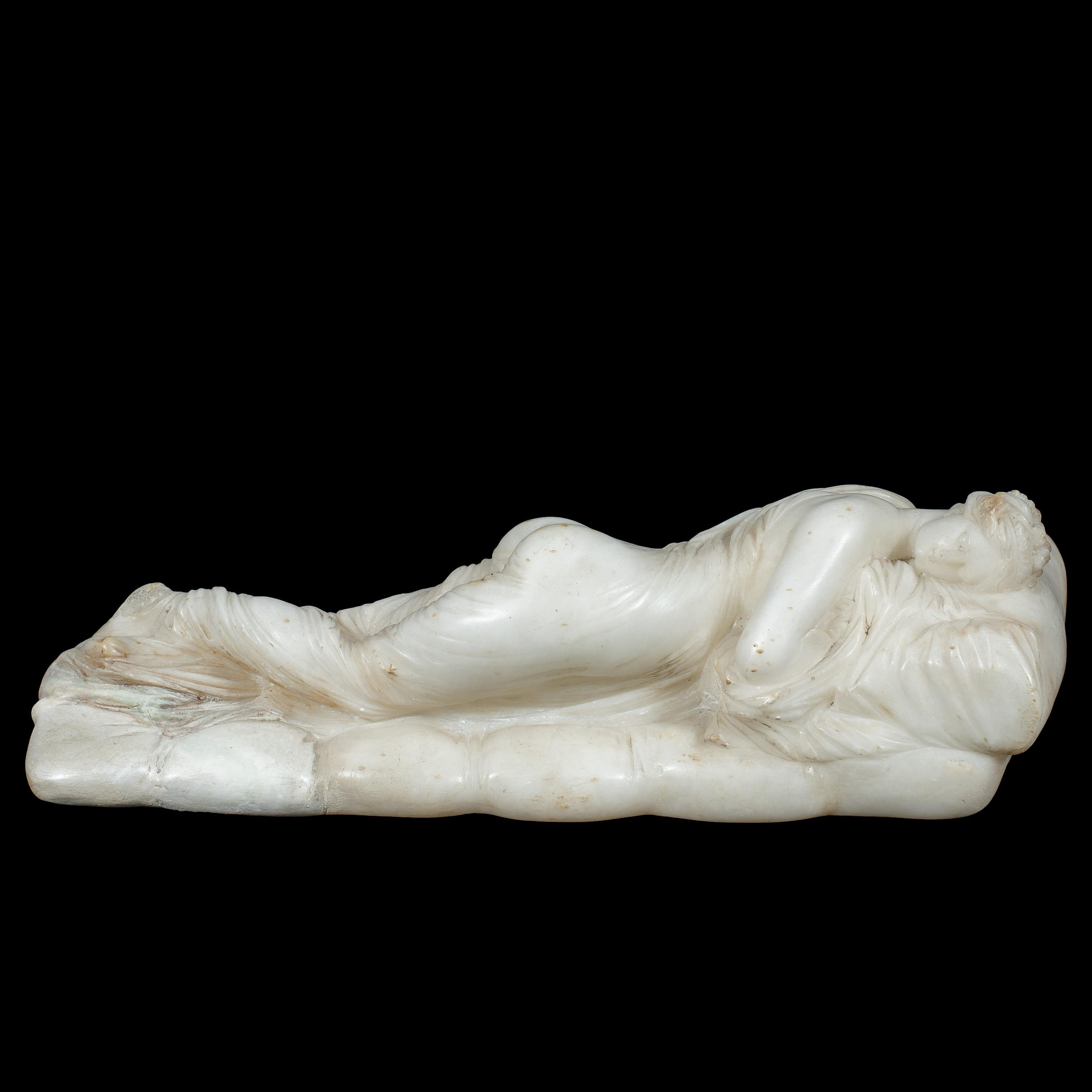 Unknown Figurative Sculpture – Italienischer Bildhauer – Liegender weiblicher Akt aus geschnitztem Alabaster, 19. Jahrhundert