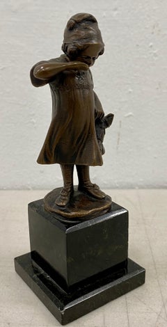 Sculpture miniature en bronze du 19e siècle représentant une jeune fille tenant une poupée