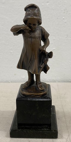 Escultura miniatura de bronce del siglo XIX de una joven con una muñeca en brazos