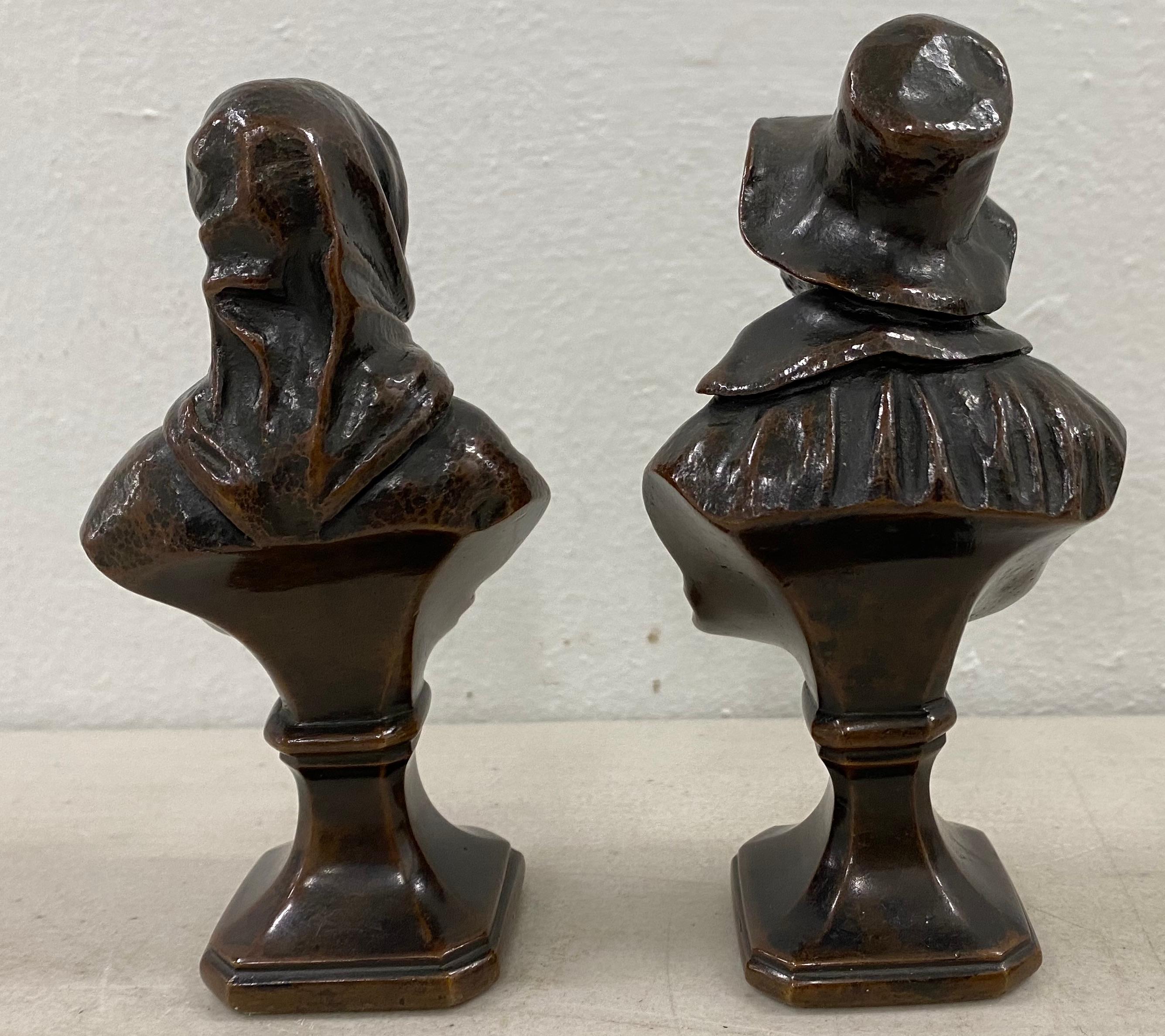 sculptures en bronze d'un vieil homme et d'une femme du 19ème siècle

Ces charmantes sculptures en bronze ont une riche patine qui ne vient qu'avec l'âge

Chaque bronze mesure 2