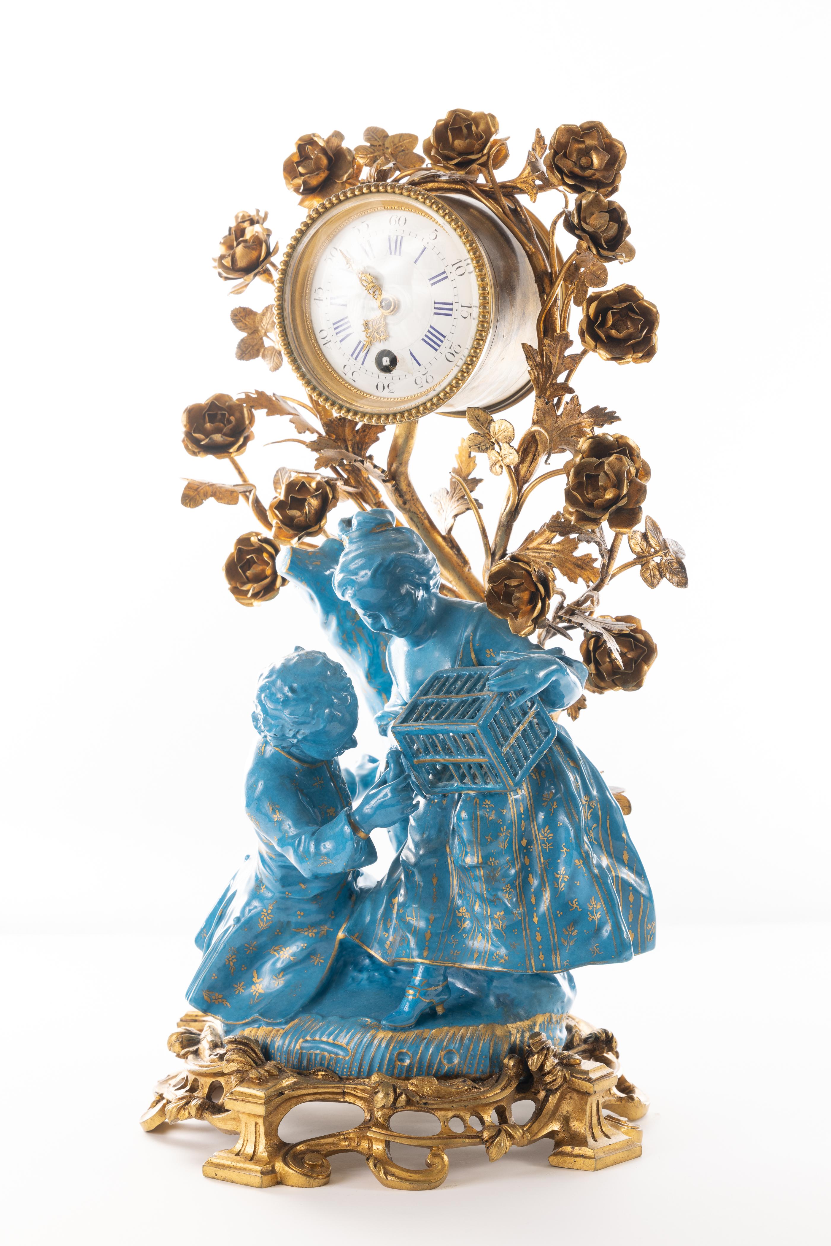 19. Jahrhundert Louis XV Rokoko Ormolu & Porzellan Uhr (Gold), Figurative Sculpture, von Unknown
