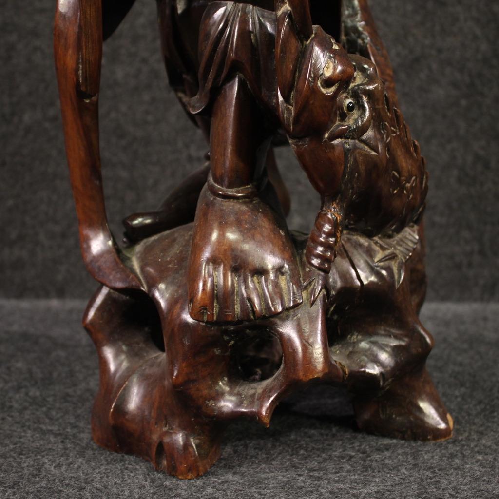escultura oriental tallada en madera exótica del siglo XX Pescador y pez, 1960 en venta 6
