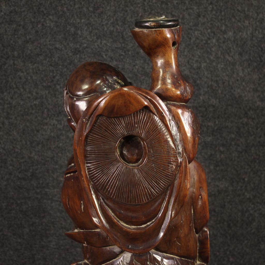 escultura oriental tallada en madera exótica del siglo XX Pescador y pez, 1960 - Figurative Sculpture Brown de Unknown