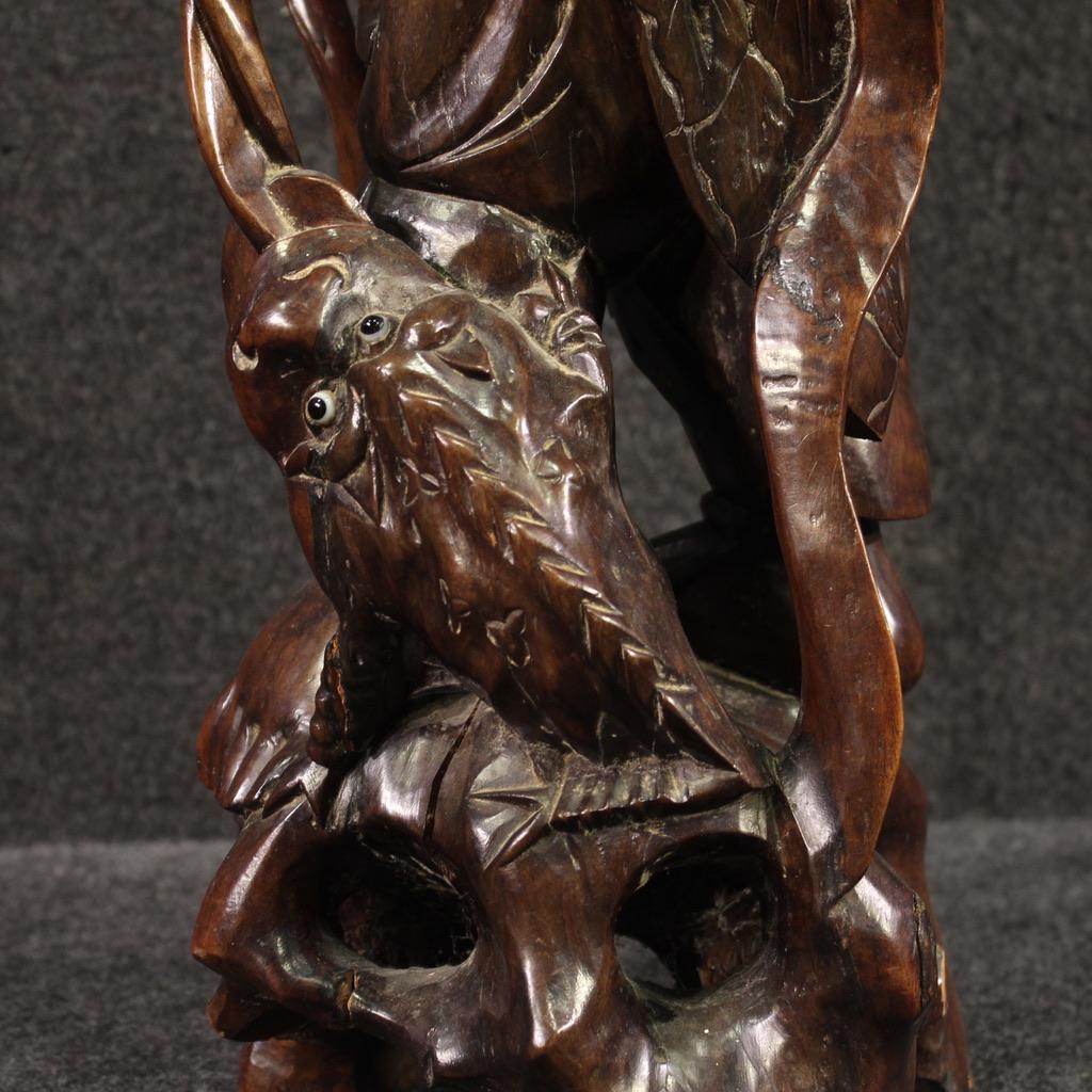 escultura oriental tallada en madera exótica del siglo XX Pescador y pez, 1960 en venta 2