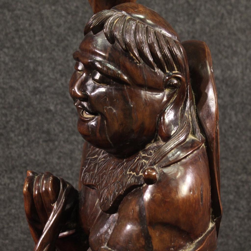 escultura oriental tallada en madera exótica del siglo XX Pescador y pez, 1960 en venta 3