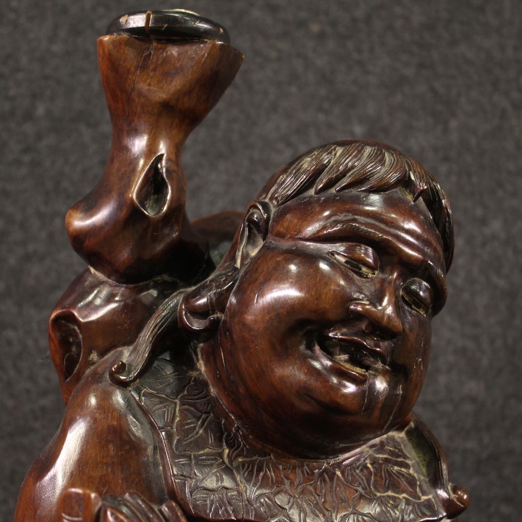 escultura oriental tallada en madera exótica del siglo XX Pescador y pez, 1960 en venta 5