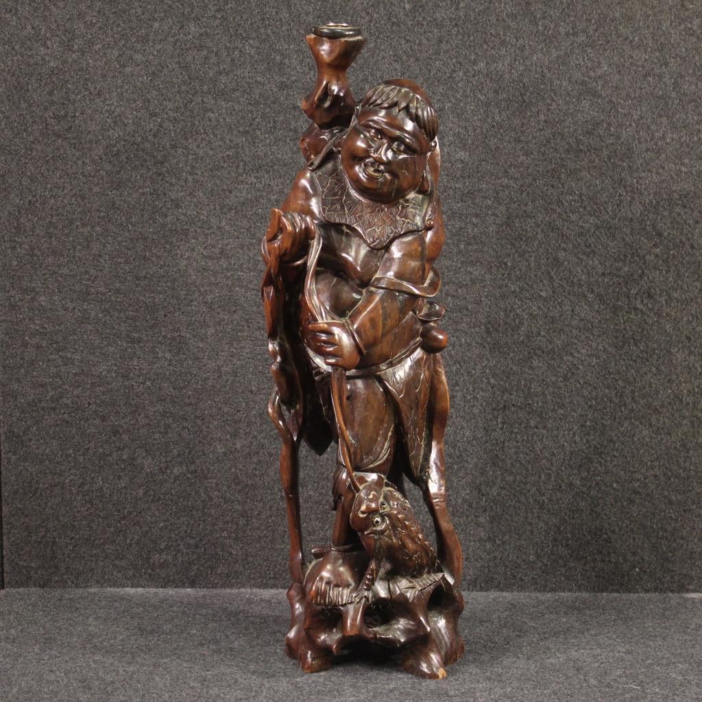 Figurative Sculpture de Unknown - escultura oriental tallada en madera exótica del siglo XX Pescador y pez, 1960