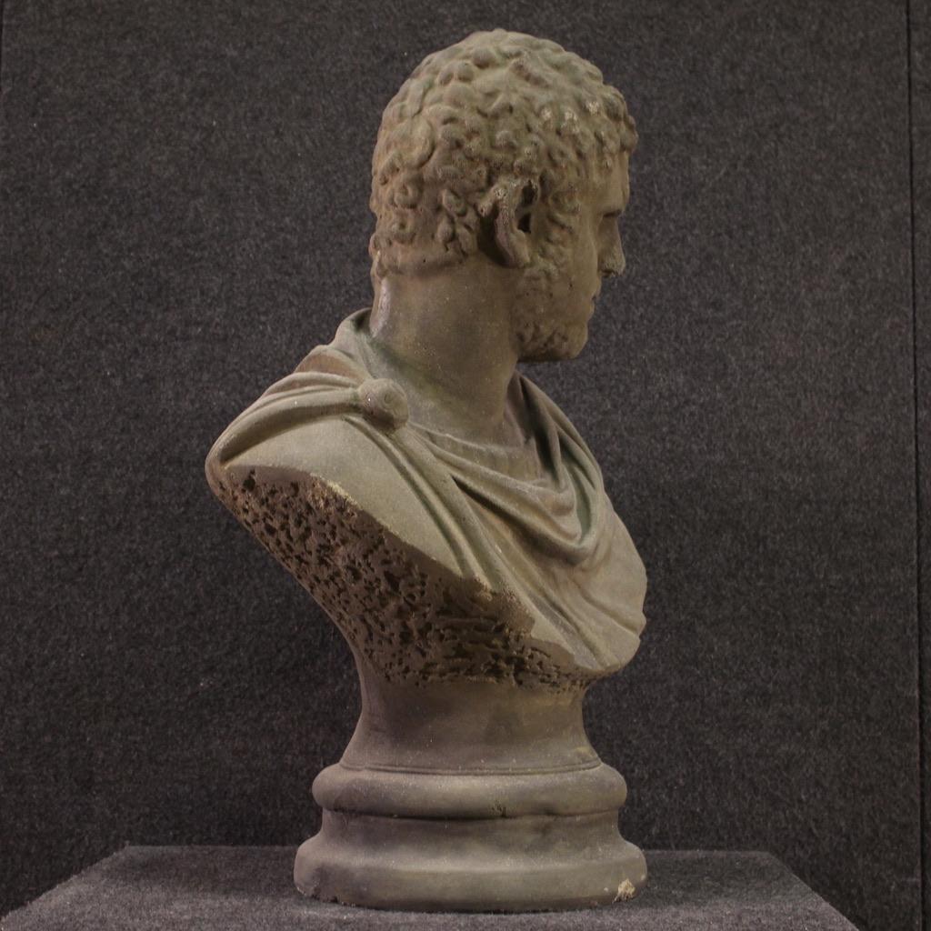 Gran busto italiano del emperador romano Caracalla, escultura de cemento de la segunda mitad del siglo XX. Copia del famoso busto de Caracalla Farnesio fechado en el siglo III d.C. y conservado en el Museo Arqueológico Nacional de Nápoles. Estatua