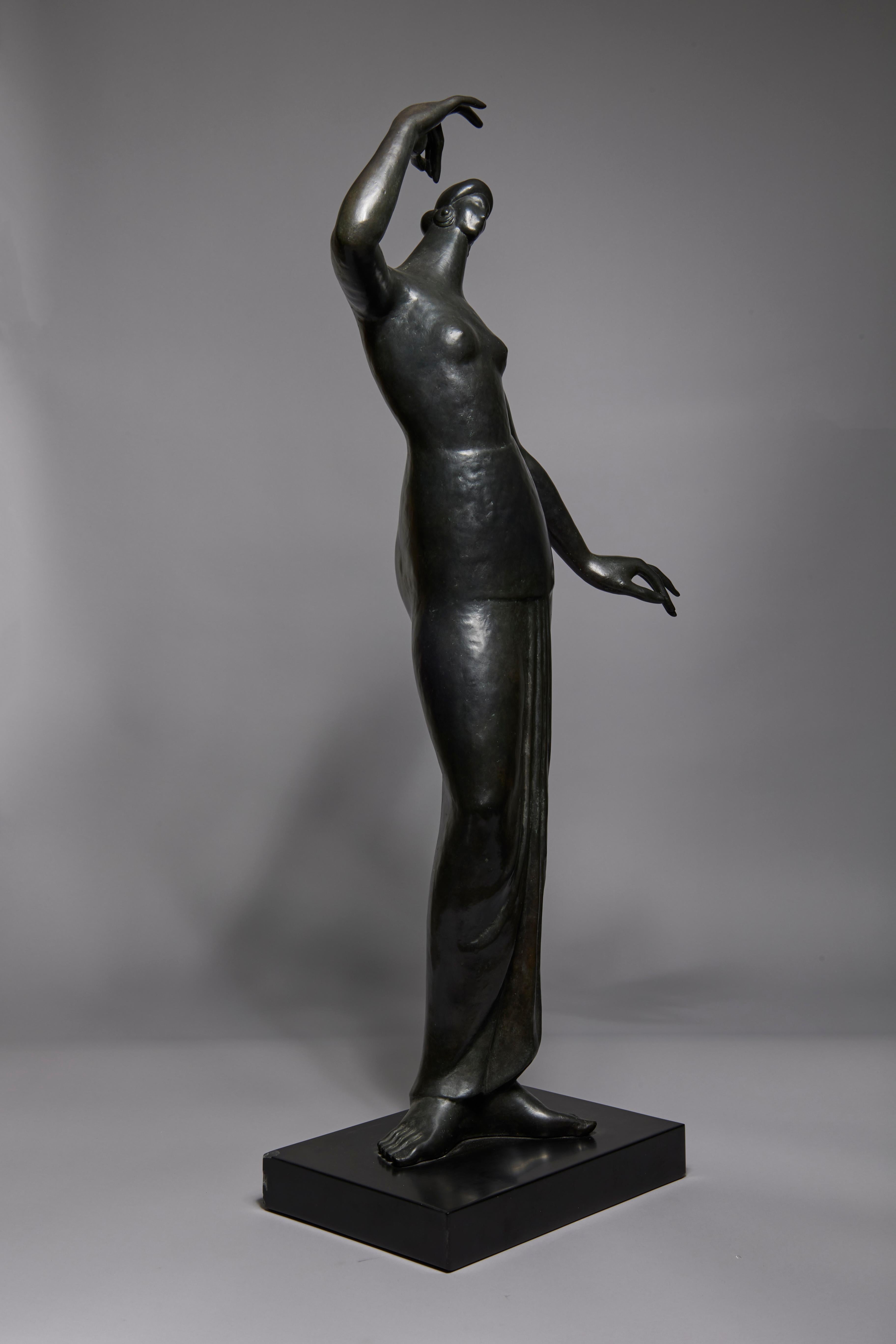 Französische Schule des 20. Jahrhunderts Große Bronzeskulptur eines halbnackten Tänzers – Sculpture von Unknown
