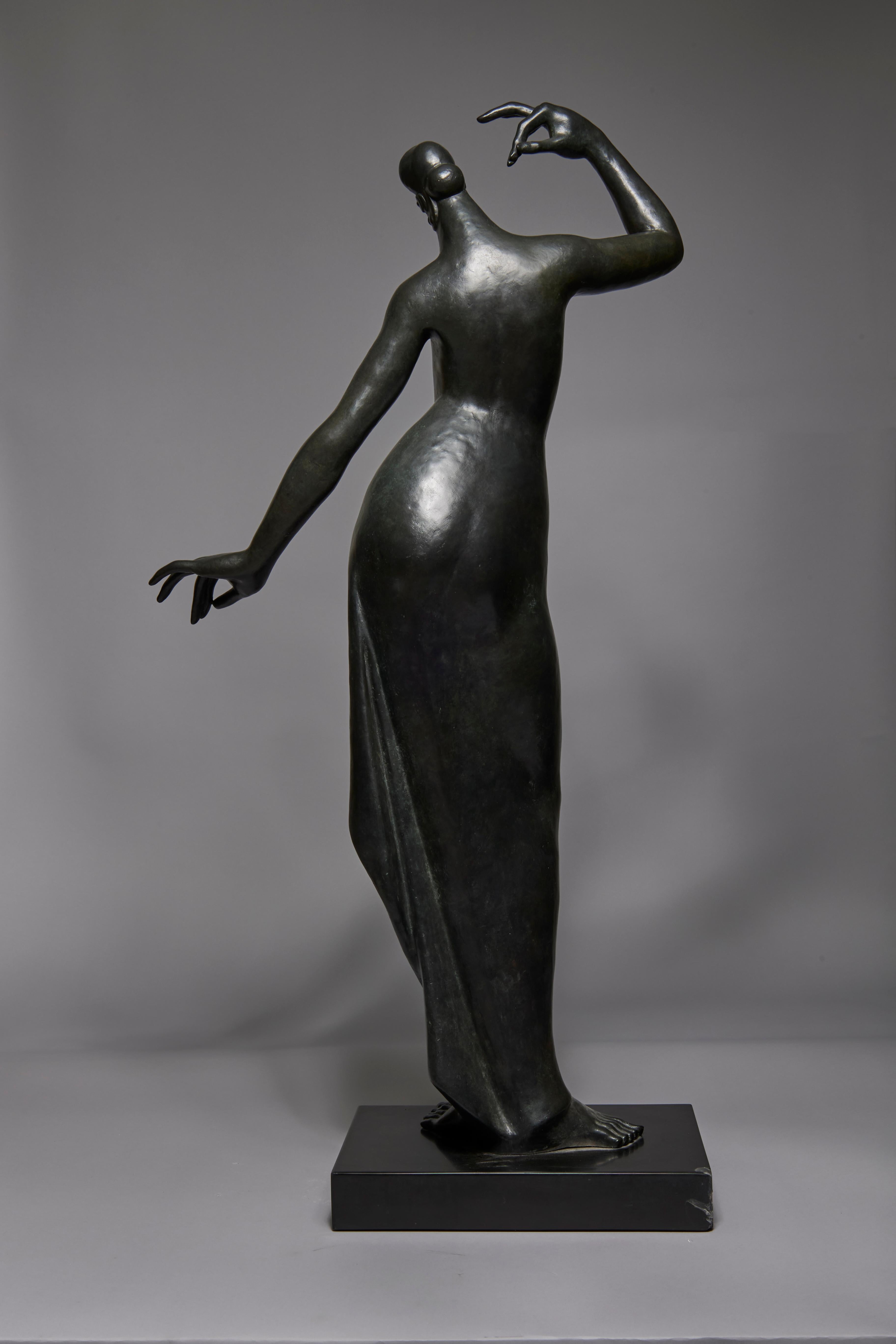 Französische Schule des 20. Jahrhunderts Große Bronzeskulptur eines halbnackten Tänzers (Gold), Figurative Sculpture, von Unknown
