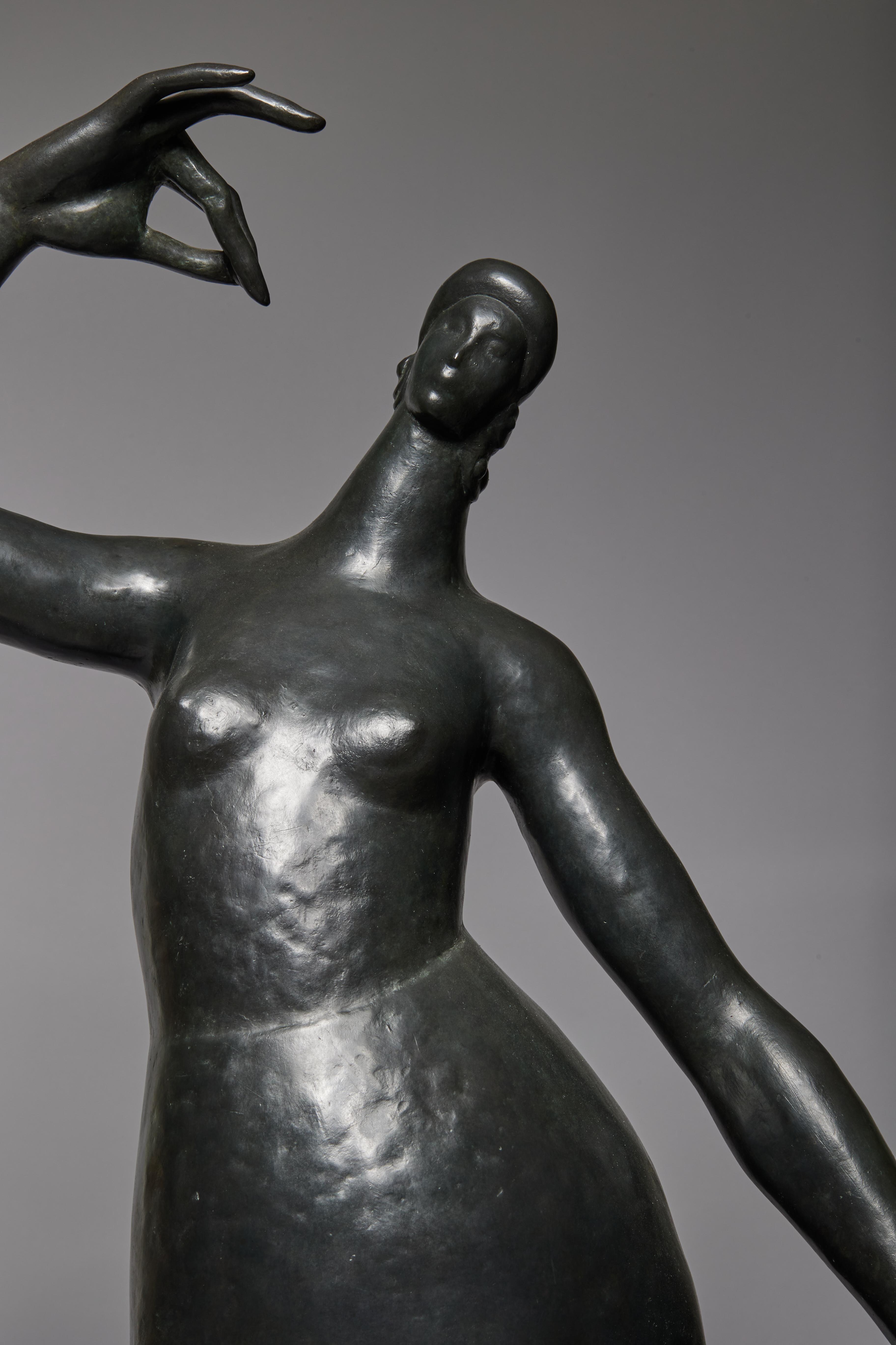 Französische Schule des 20. Jahrhunderts Große Bronzeskulptur eines halbnackten Tänzers im Angebot 1