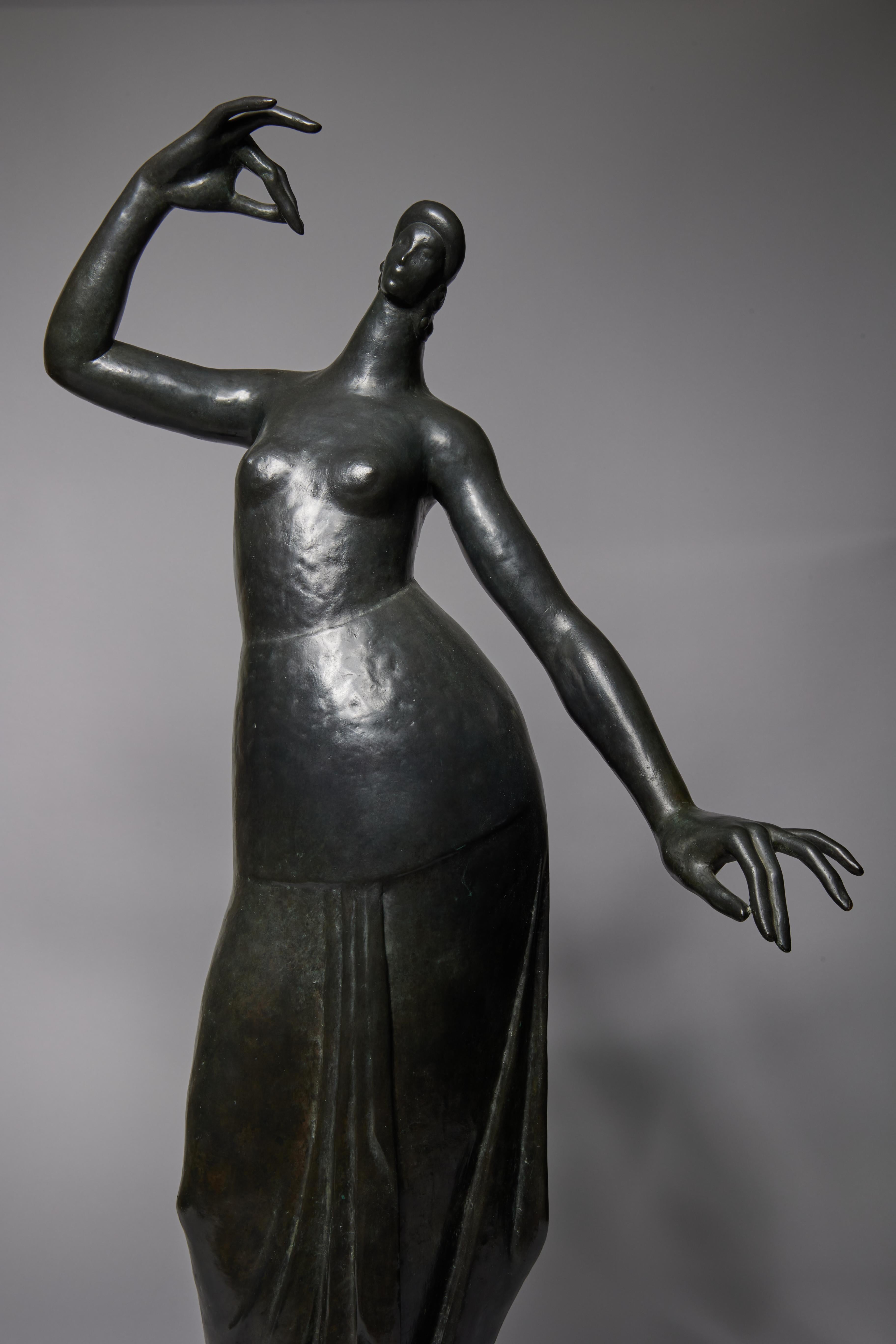 Französische Schule des 20. Jahrhunderts Große Bronzeskulptur eines halbnackten Tänzers im Angebot 2