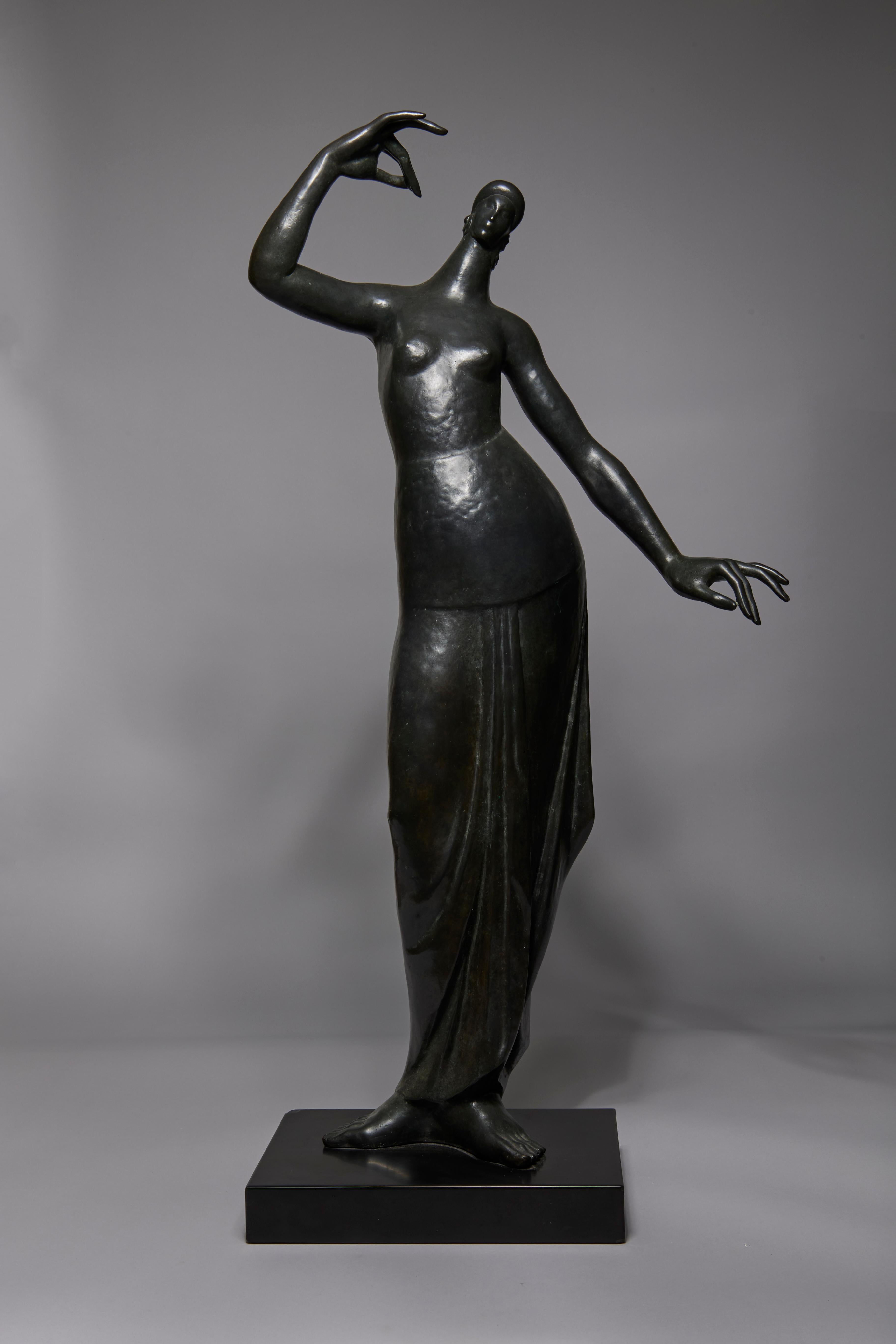 Unknown Figurative Sculpture – Französische Schule des 20. Jahrhunderts Große Bronzeskulptur eines halbnackten Tänzers