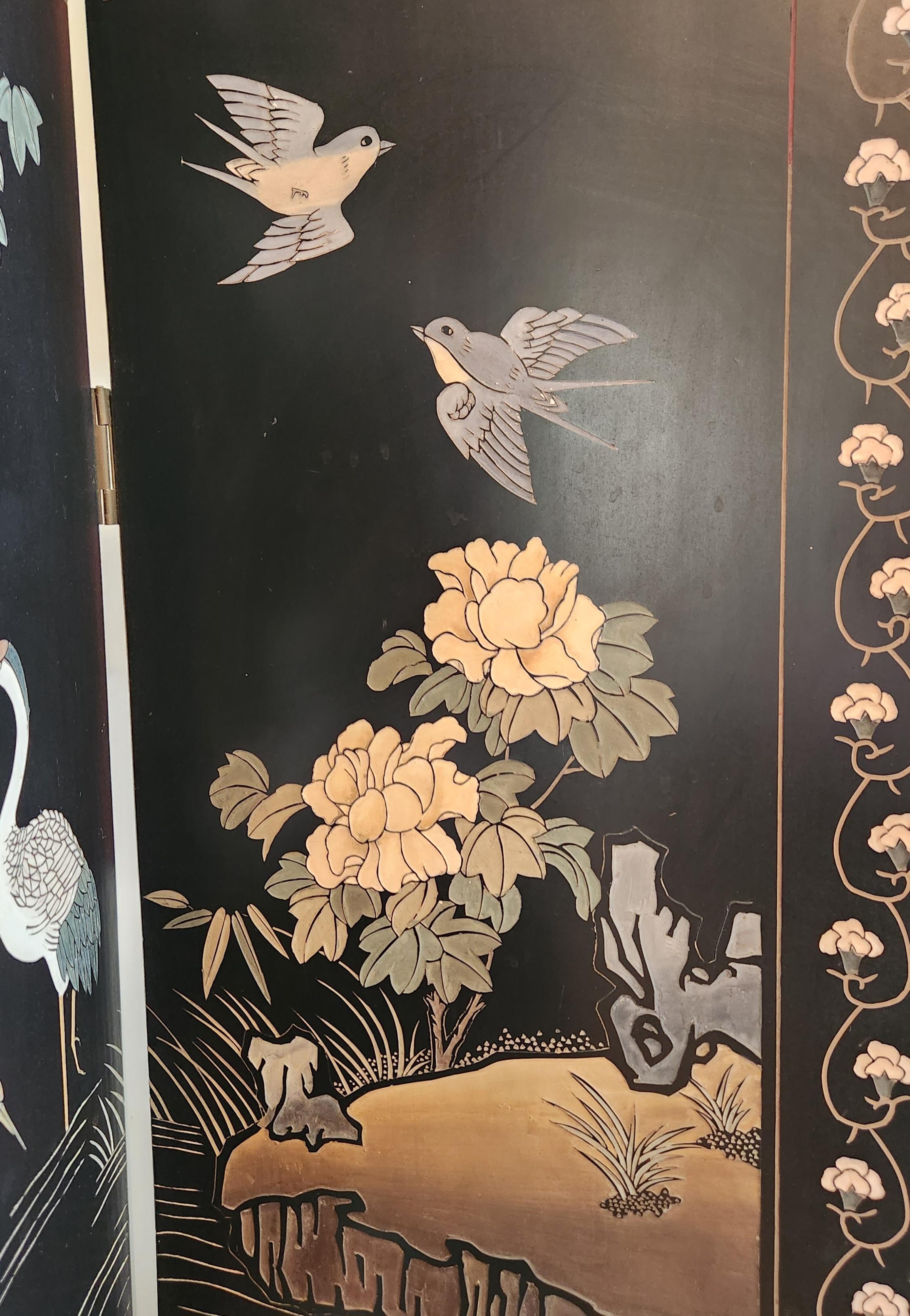 20th Century Lacquered Wooden Chinese Screen For Sale 12