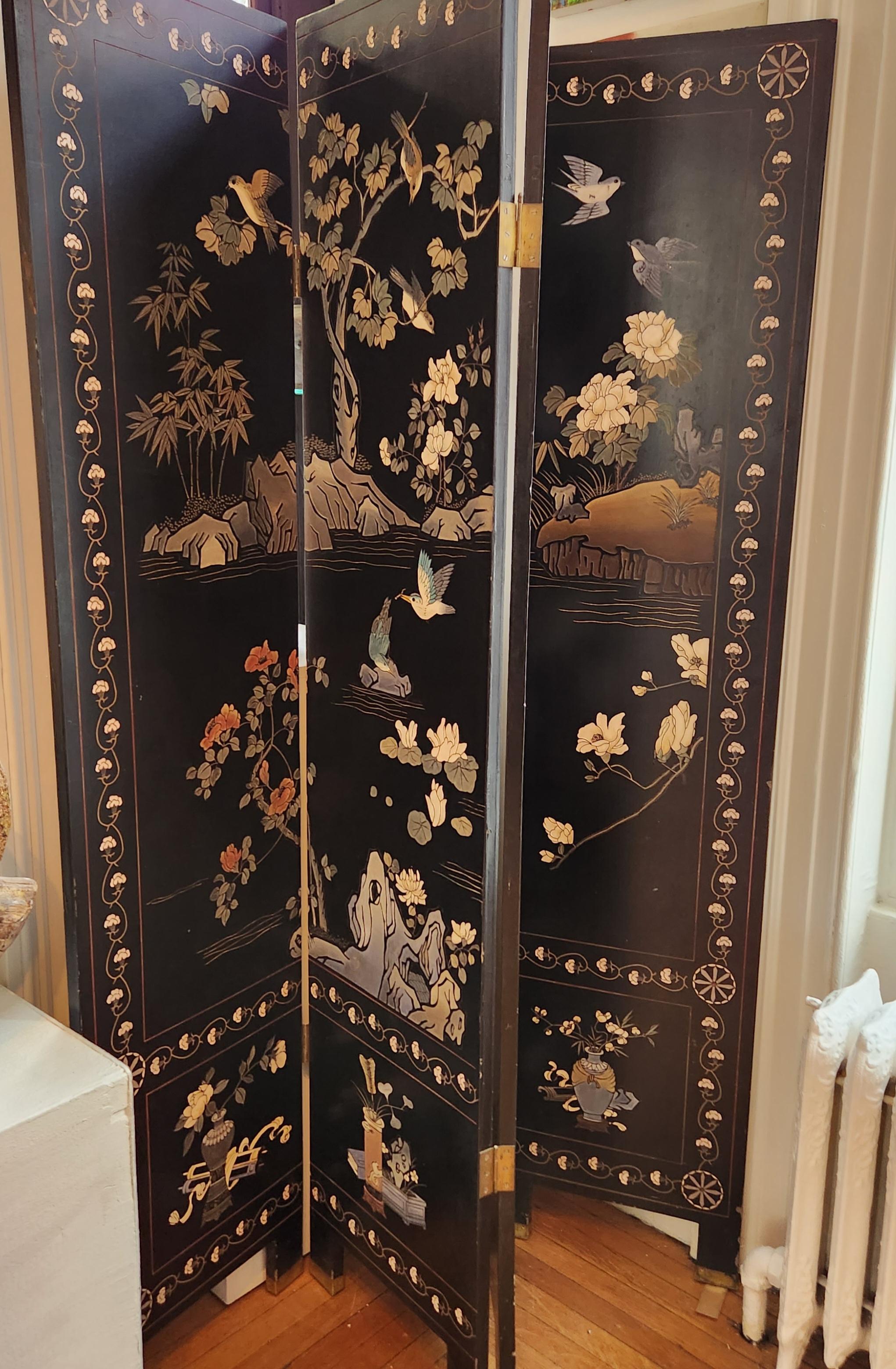 20th Century Lacquered Wooden Chinese Screen - Sculpture by Unknown