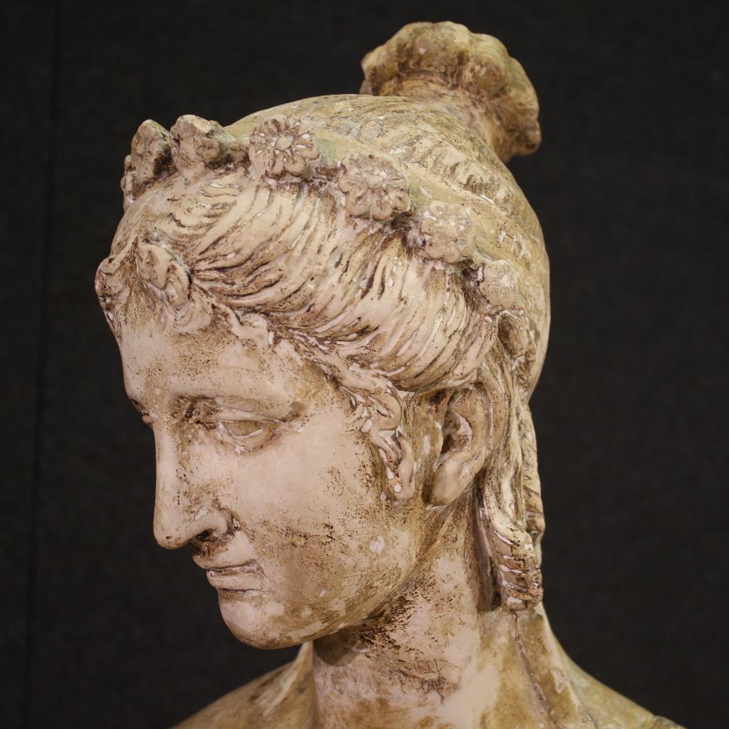 escultura italiana de estuco patinado del siglo XX firmada Vestal con ánfora, años 20 en venta 7