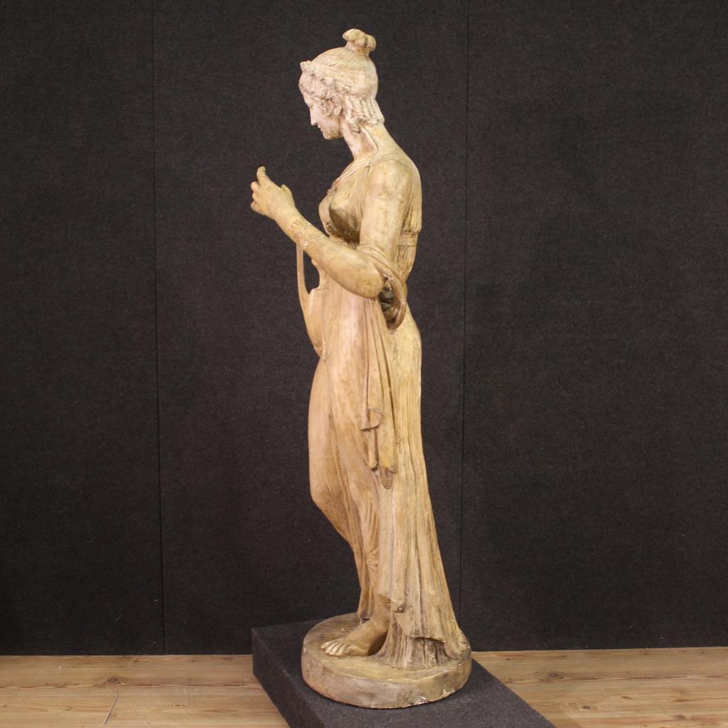 escultura italiana de estuco patinado del siglo XX firmada Vestal con ánfora, años 20 en venta 8