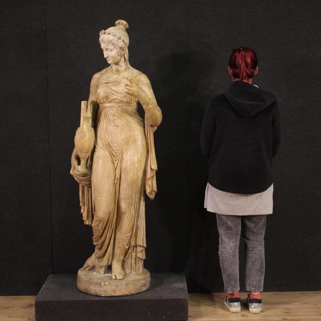 escultura italiana de estuco patinado del siglo XX firmada Vestal con ánfora, años 20 - Sculpture de Unknown
