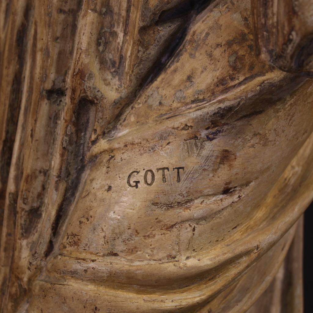 Rara estatua italiana de estuco patinado de la primera mitad del siglo XX. La obra representa a una vestal con un ánfora, probablemente Hebe, diosa de la juventud y sierva de las divinidades que servían néctar y ambrosía. En el relieve del ánfora
