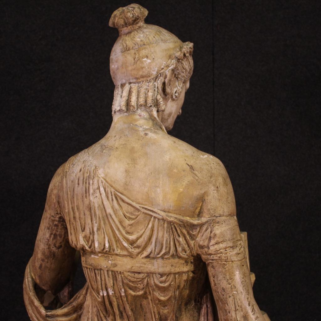 escultura italiana de estuco patinado del siglo XX firmada Vestal con ánfora, años 20 en venta 1