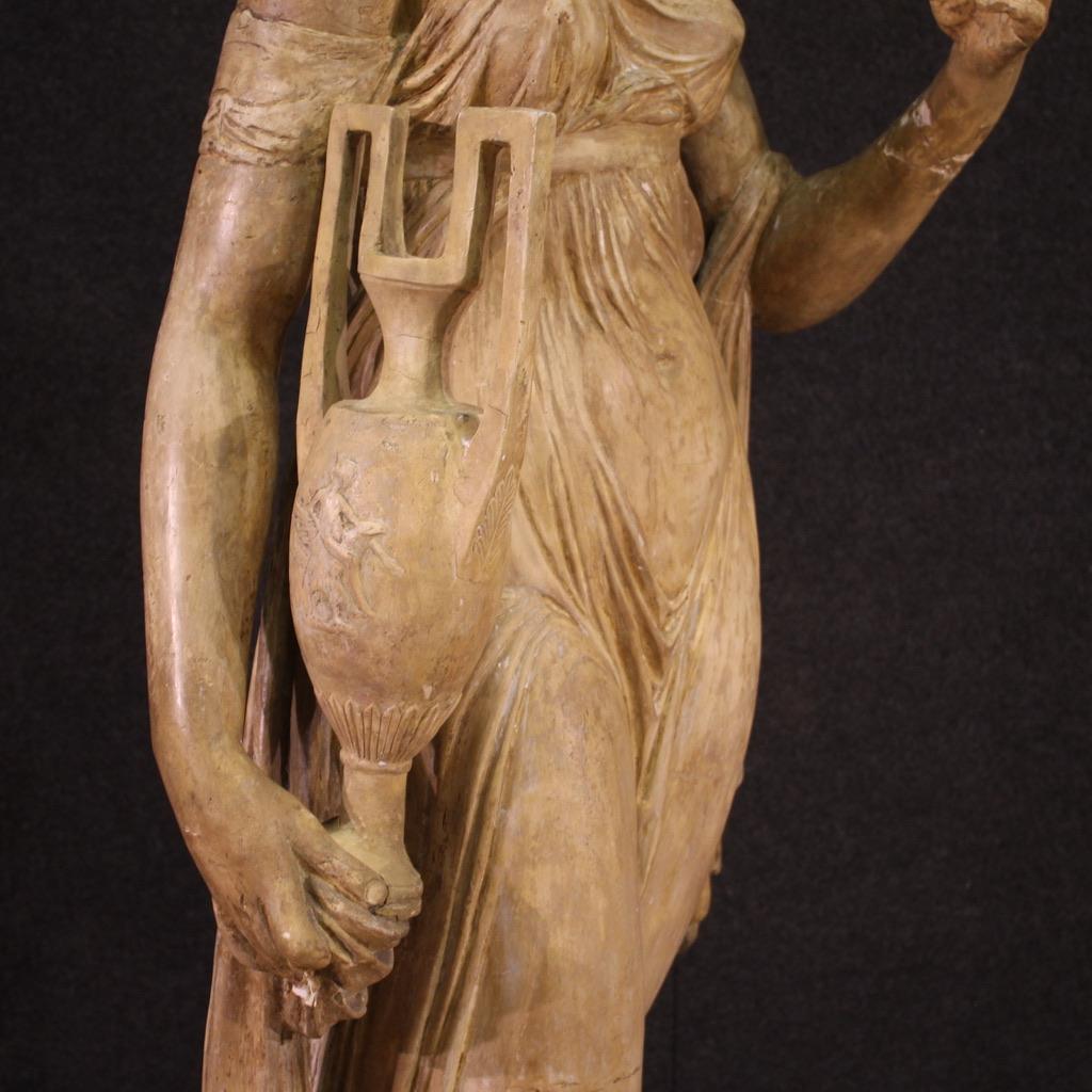 escultura italiana de estuco patinado del siglo XX firmada Vestal con ánfora, años 20 en venta 2