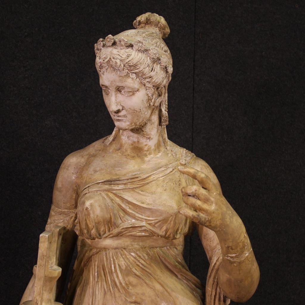 escultura italiana de estuco patinado del siglo XX firmada Vestal con ánfora, años 20 en venta 4