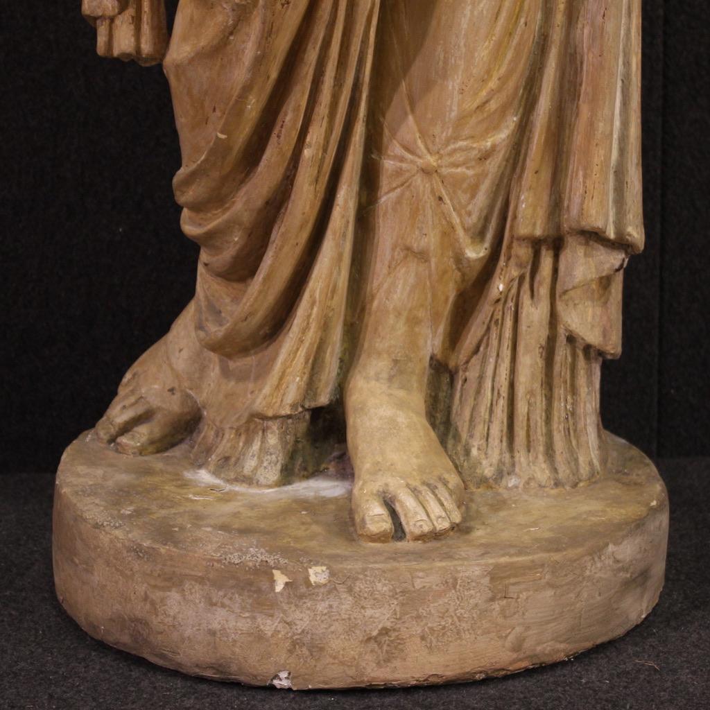 escultura italiana de estuco patinado del siglo XX firmada Vestal con ánfora, años 20 en venta 5