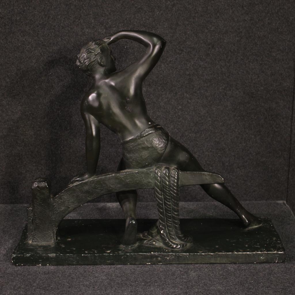 Sculpture française du milieu du 20e siècle. Œuvre en plâtre représentant un marin dans le style Art déco, copie de la célèbre céramique de Meurice, Homme idéal scrutant l'horizon à la barre du navire. Il ne comporte ni signature ni cachet, objet en