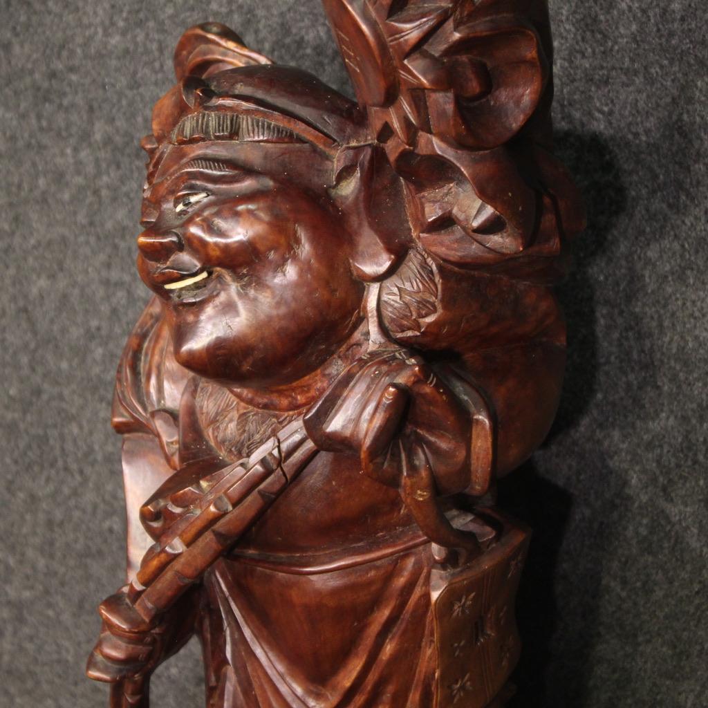 Sculpture orientale du milieu du 20e siècle. Objet en bois exotique joliment sculpté et travaillé représentant un personnage avec un animal sur une chaîne de bonne qualité. Sculpture réalisée à partir d'un seul bloc de bois, de bonne taille, modifié