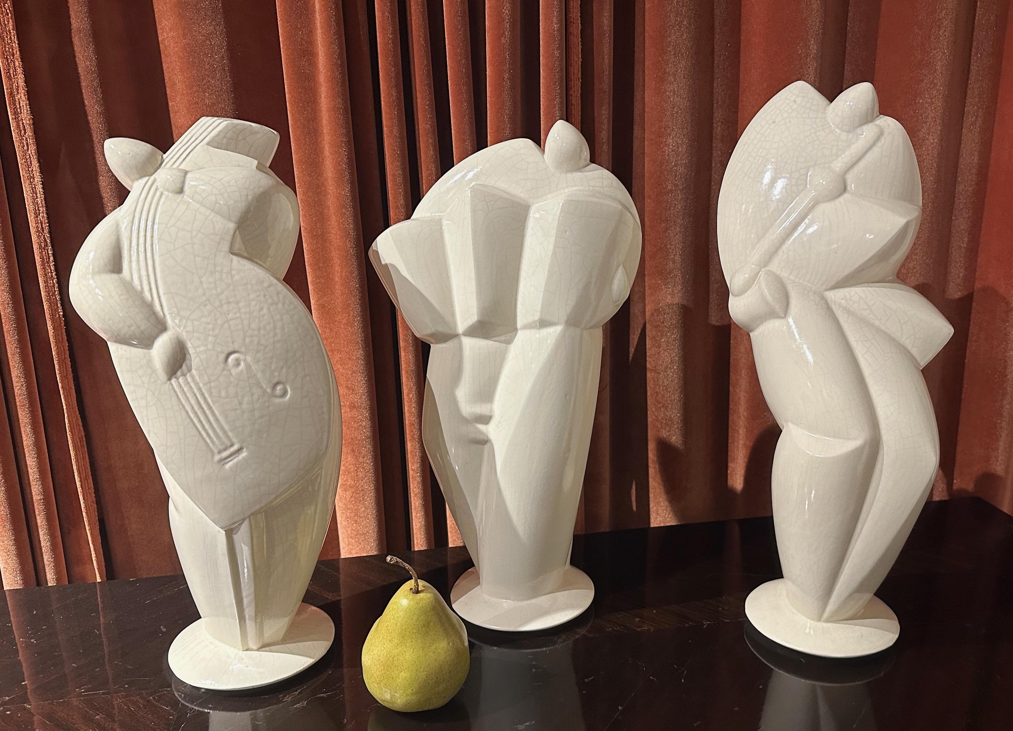 Trois sculptures de musiciens de style cubiste Art déco en céramique. Ces grandes statues sont réalisées selon une technique française appelée Calle. Elles sont signées et numérotées 