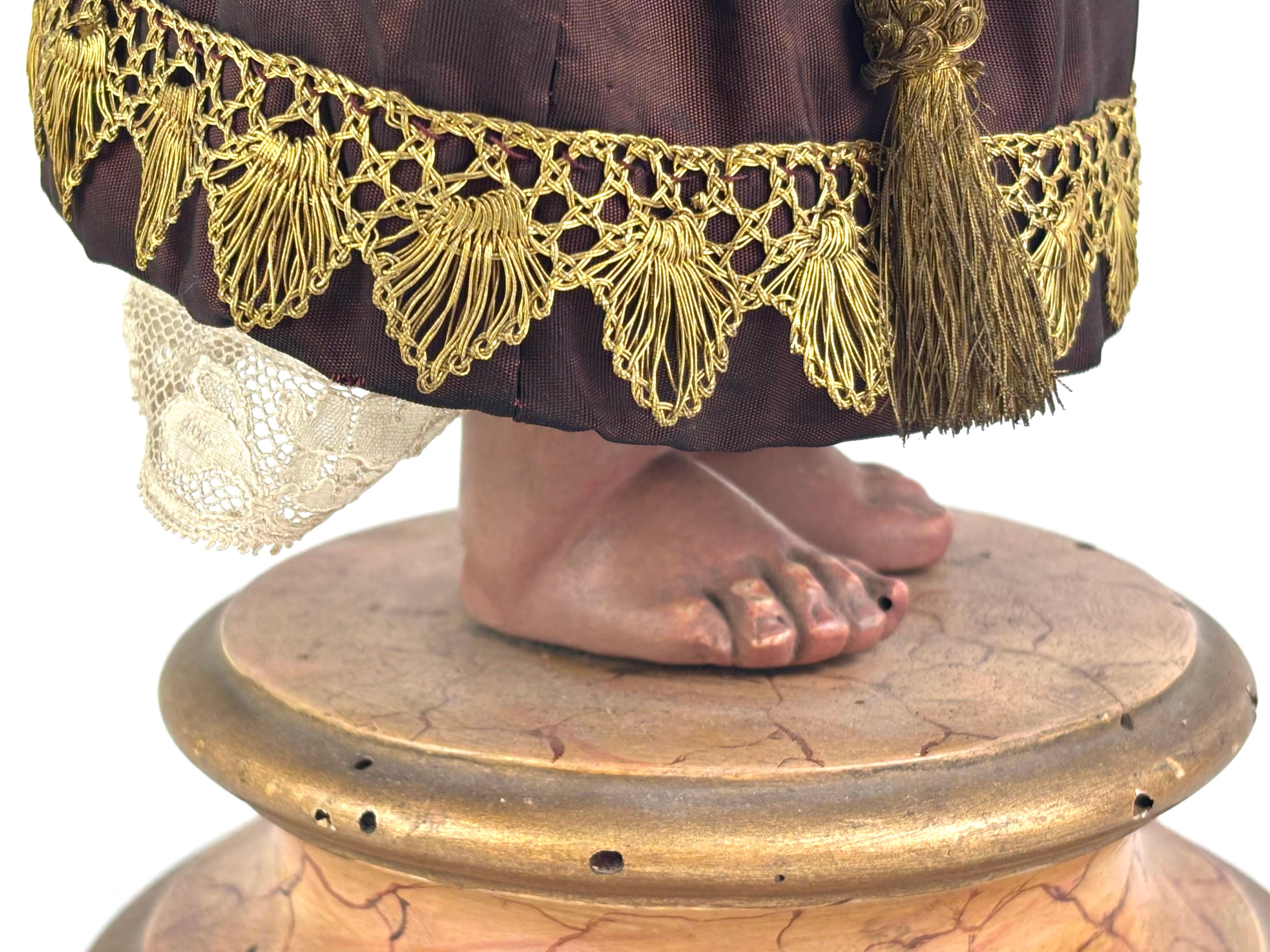 Bambino in legno policromo spagnolo del IX secolo 'Niño Jesús de la Bola'. in vendita 9