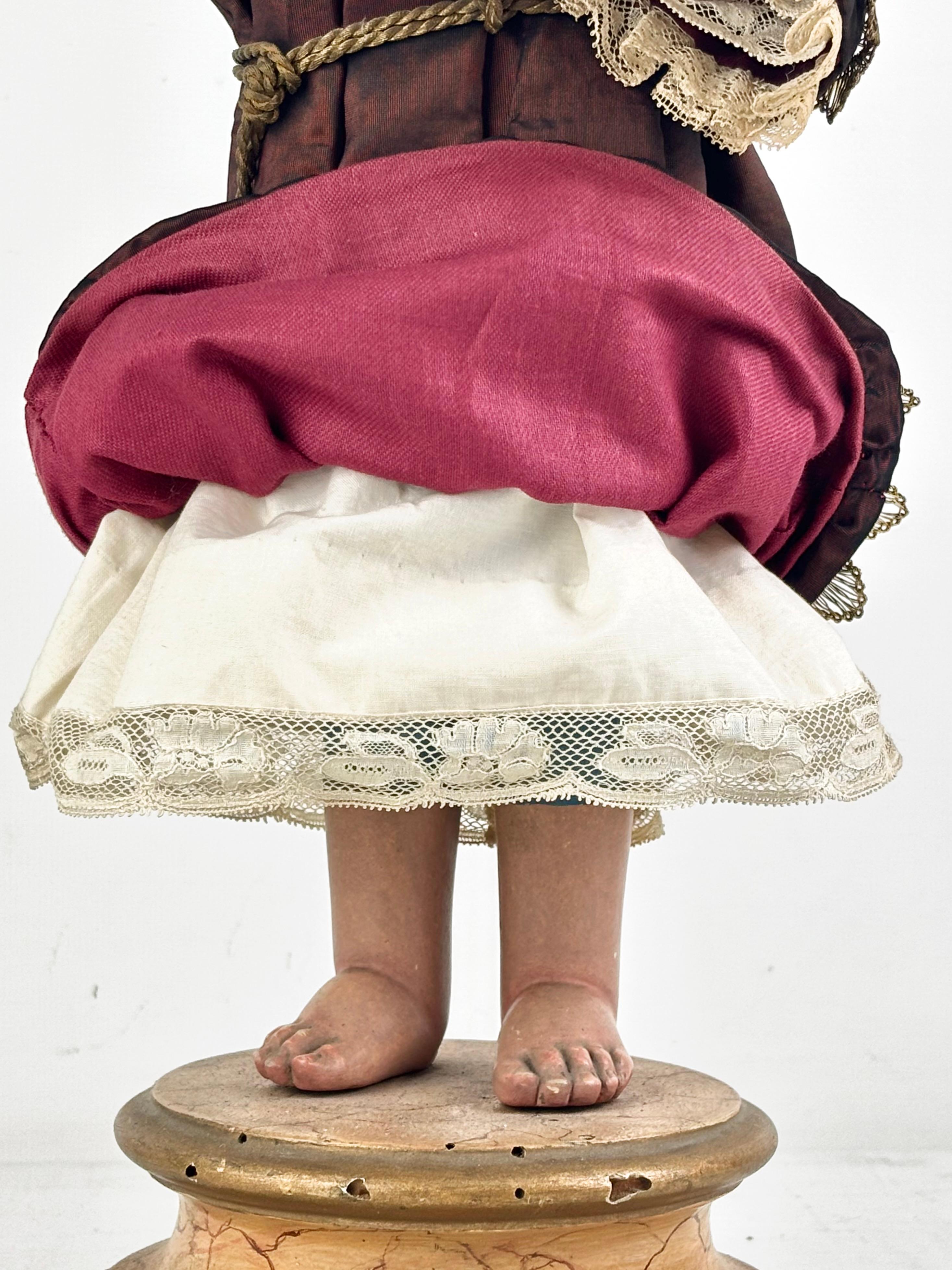 Bambino in legno policromo spagnolo del IX secolo 'Niño Jesús de la Bola'. in vendita 3