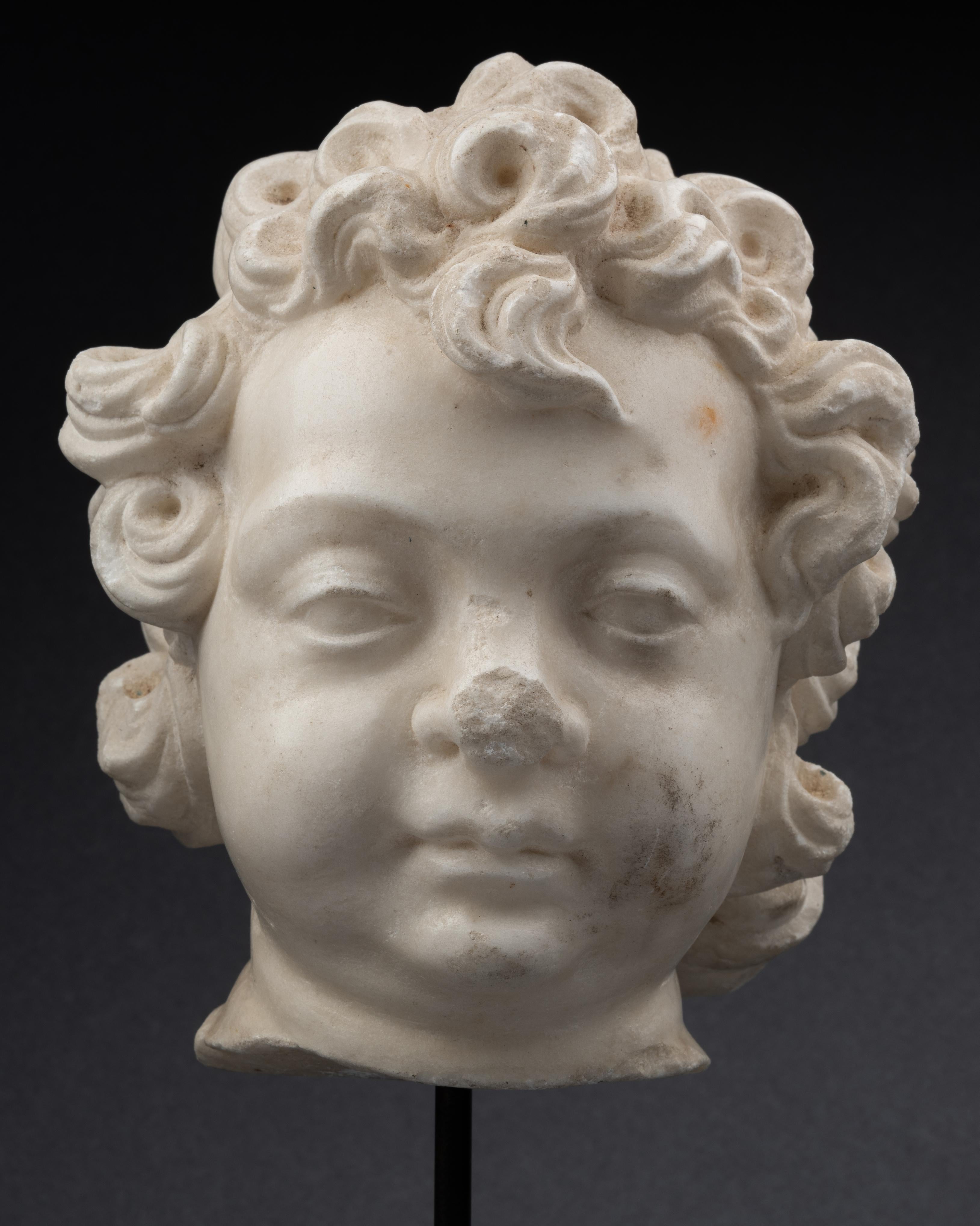 Lovely pair of heads of small cherubs carved in white Carrara marble.
The chubby faces adorned with admirable hair with abundant tight and deep curls with a quiff on the forehead.
These are elements from a large architectural ensemble.

16th