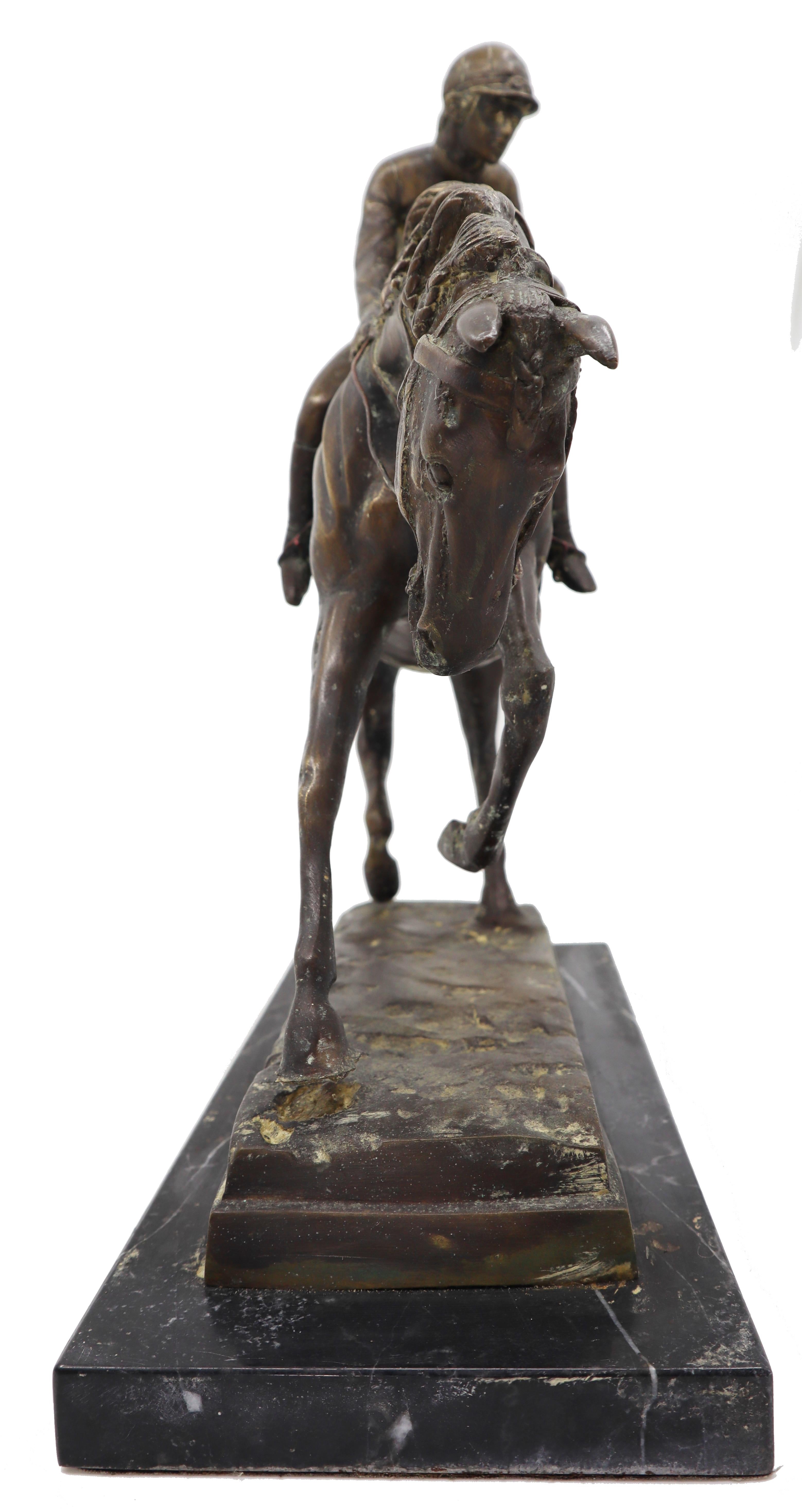 A bronze equestrian statue of a Jockey on his horse beautiful captured movement  
The statue is in excellent condition.  

Dimension Height 33cm x Width 38cm x 14 cm   

Ref. AACB15

*Shipping included  
Free and fast delivery door to door by