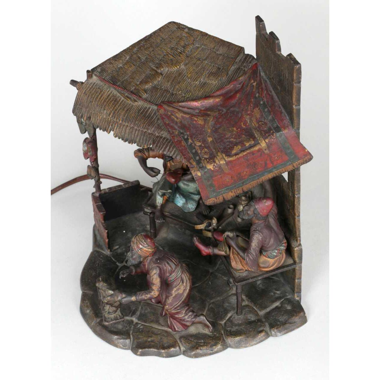 Lampada austriaca in bronzo dipinta a freddo di una bottega di ciabattini - Sculpture di Unknown