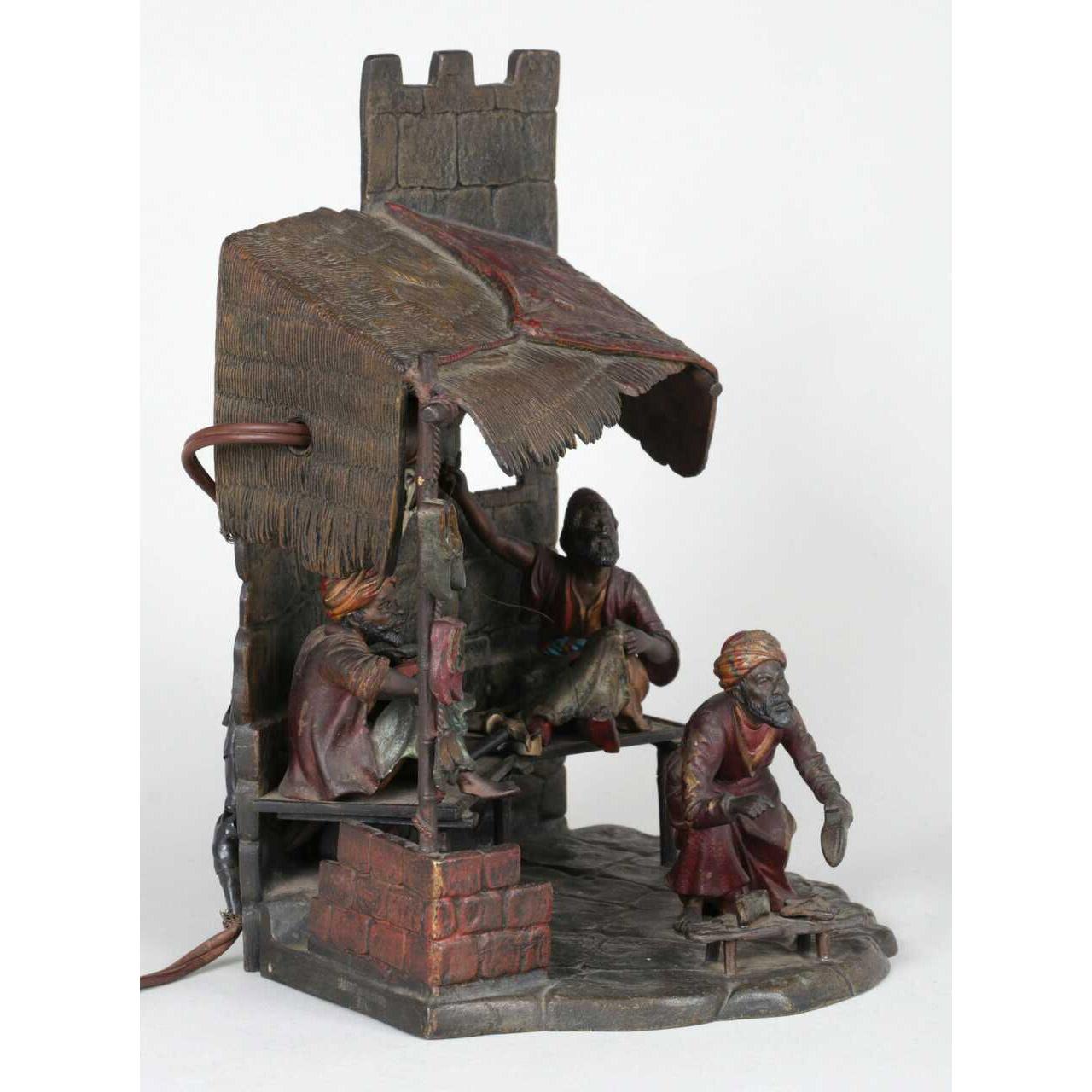 Lampada austriaca in bronzo dipinta a freddo di una bottega di ciabattini - Figurative Sculpture Oro di Unknown