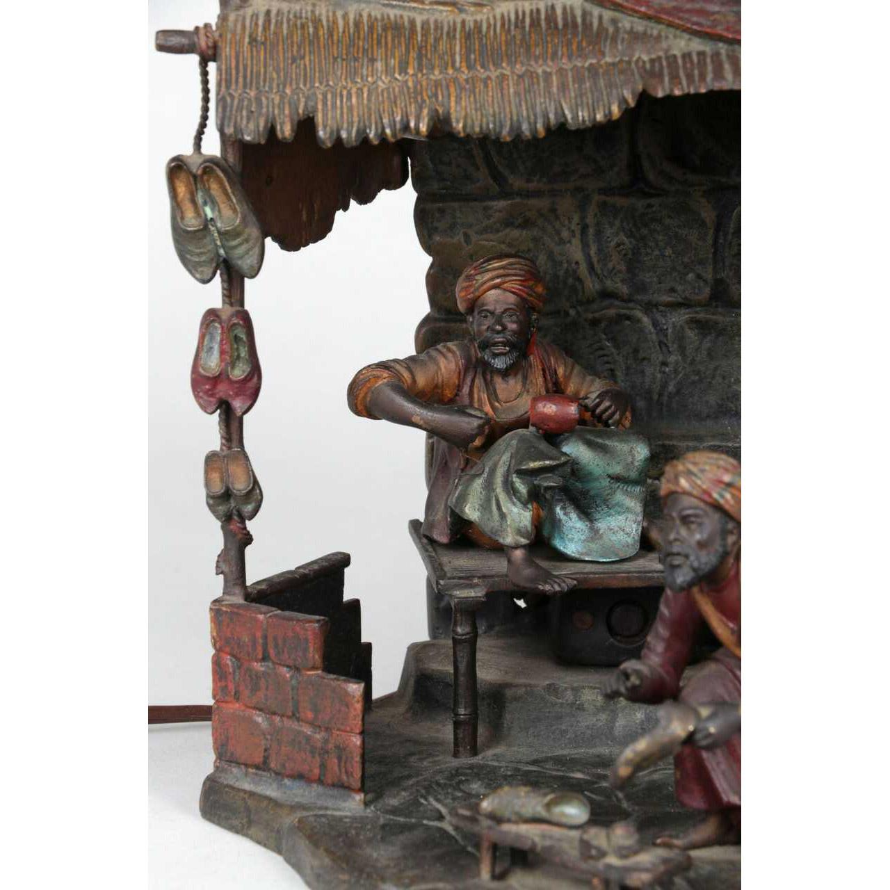 Lampada da tavolo in bronzo di Vienna dipinta a freddo, miniatura di un negozio di ciabattini orientalista

contrassegnato con ''FBK''

Origine: Austria 

Data: XIX secolo 

Dimensioni: 9.25