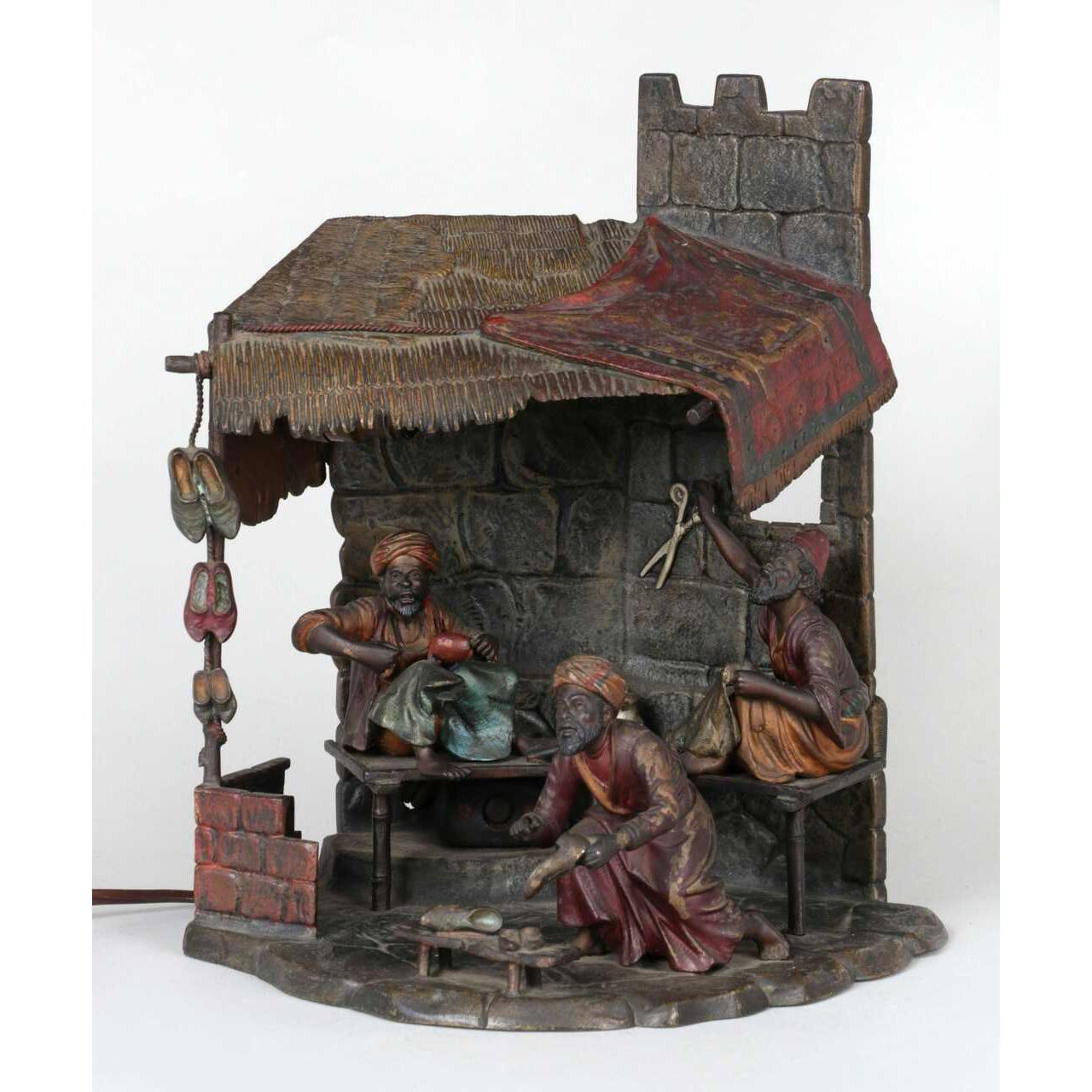 Figurative Sculpture di Unknown - Lampada austriaca in bronzo dipinta a freddo di una bottega di ciabattini