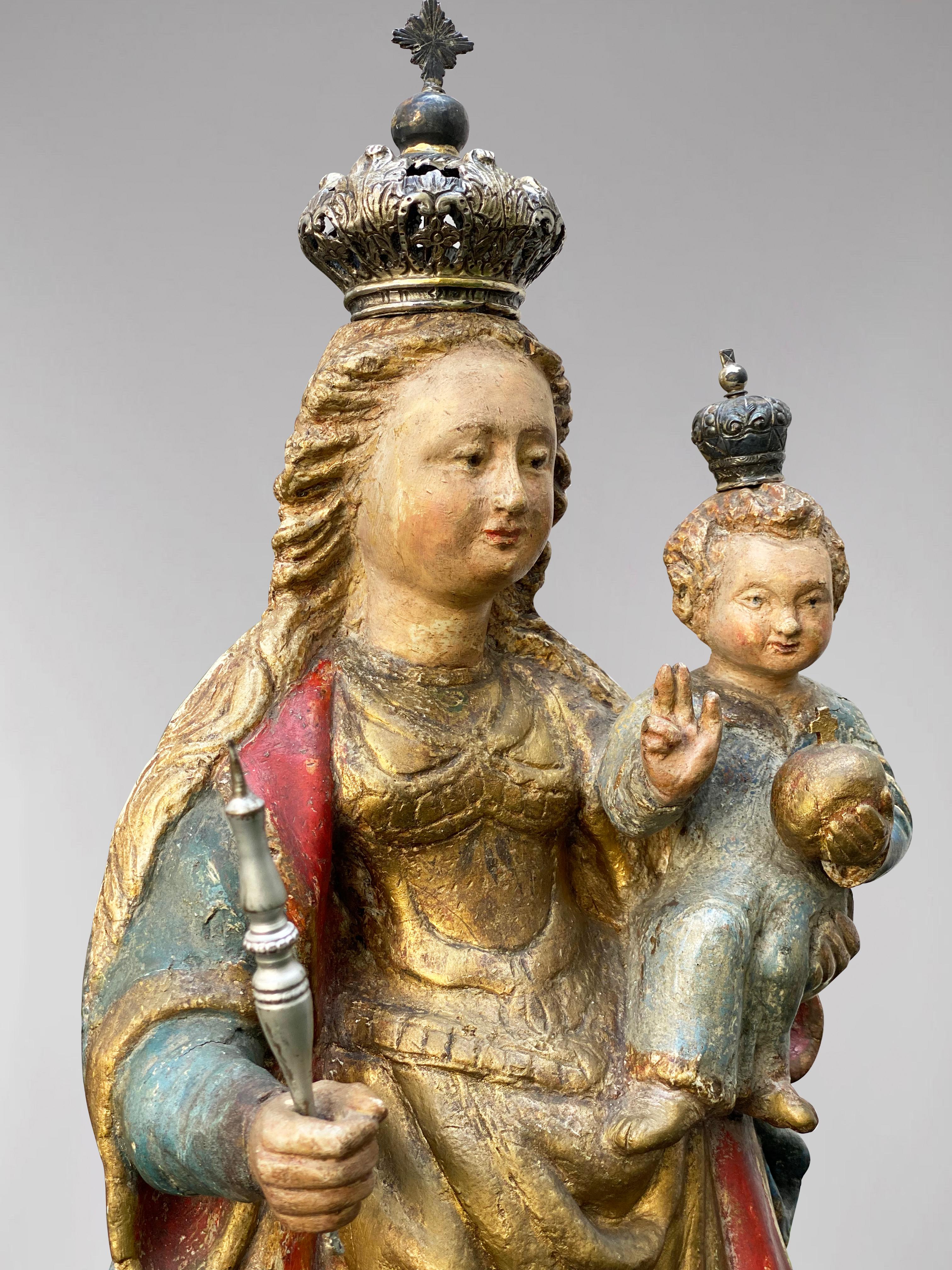 Estatua flamenca de la Virgen María coronada con el Niño Jesús, siglo XVII 3